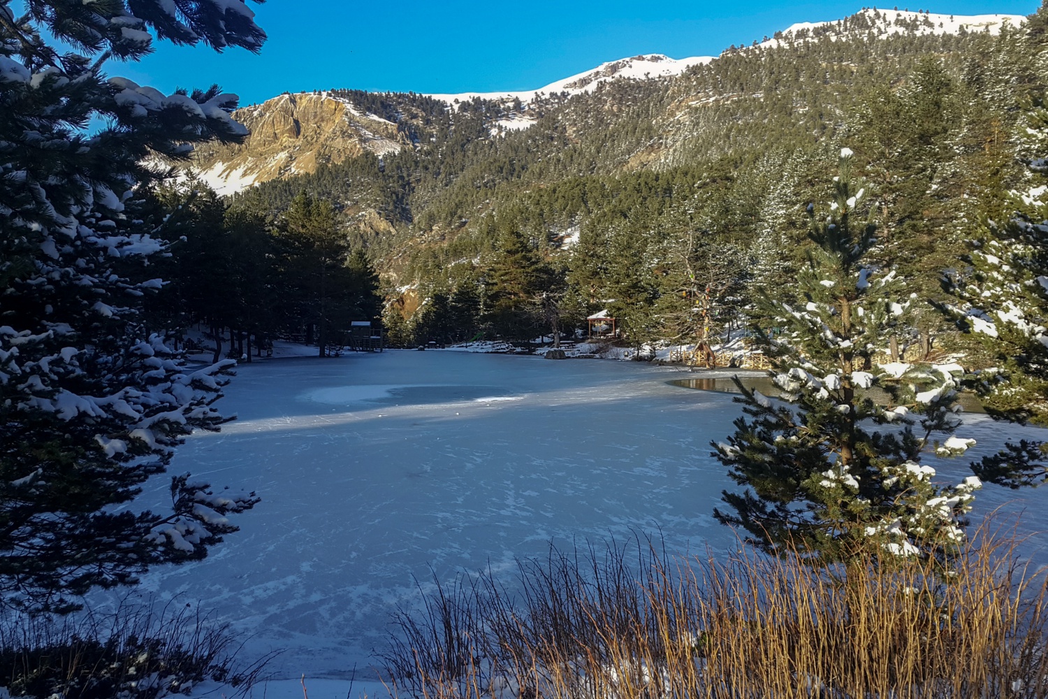 Buz tutan göle eşsiz günbatımı manzarasında ulaştılar 7