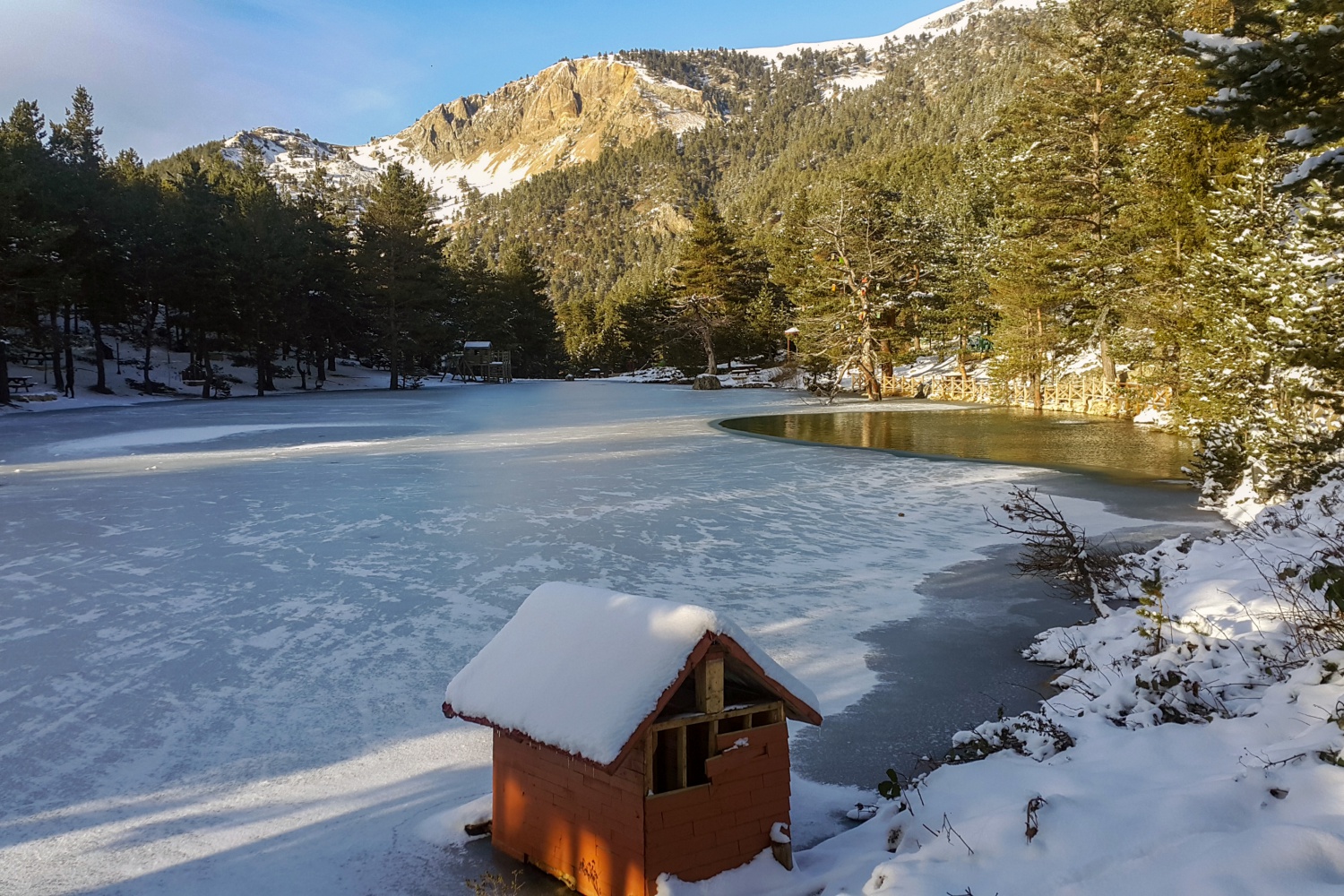Buz tutan göle eşsiz günbatımı manzarasında ulaştılar 4