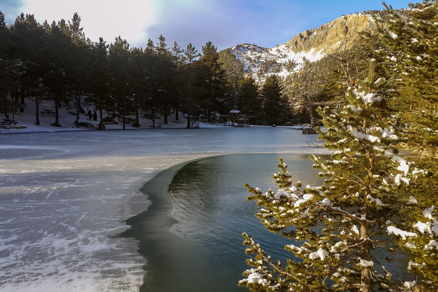 Buz tutan göle eşsiz günbatımı manzarasında ulaştılar 5