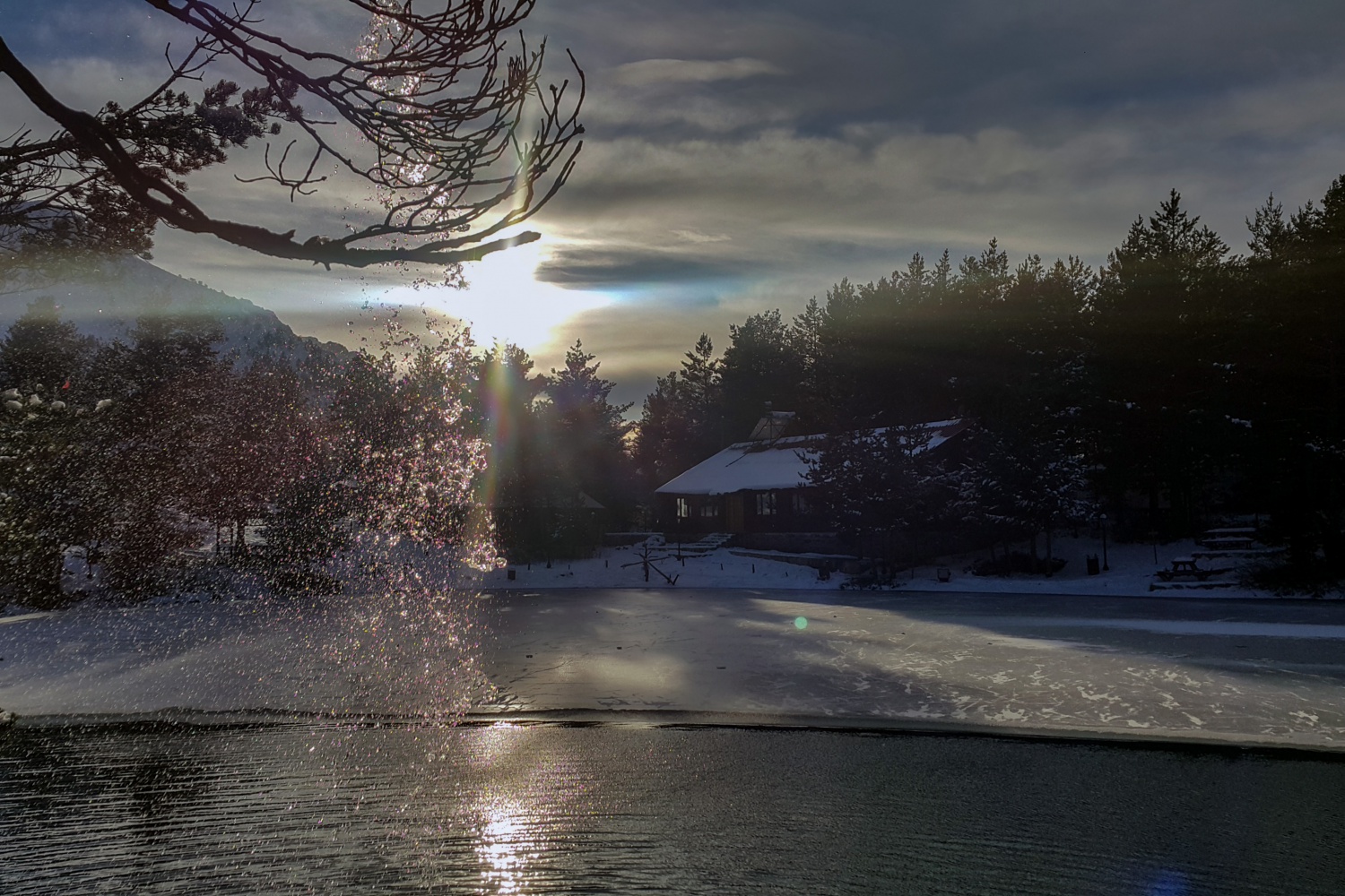 Buz tutan göle eşsiz günbatımı manzarasında ulaştılar 3