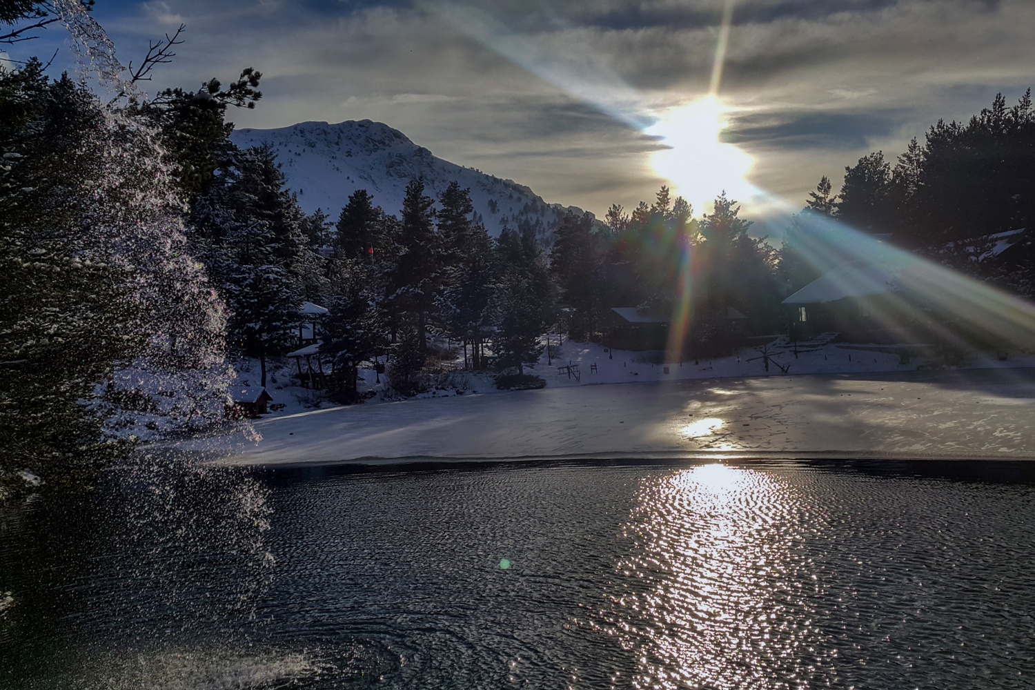 Buz tutan göle eşsiz günbatımı manzarasında ulaştılar 6