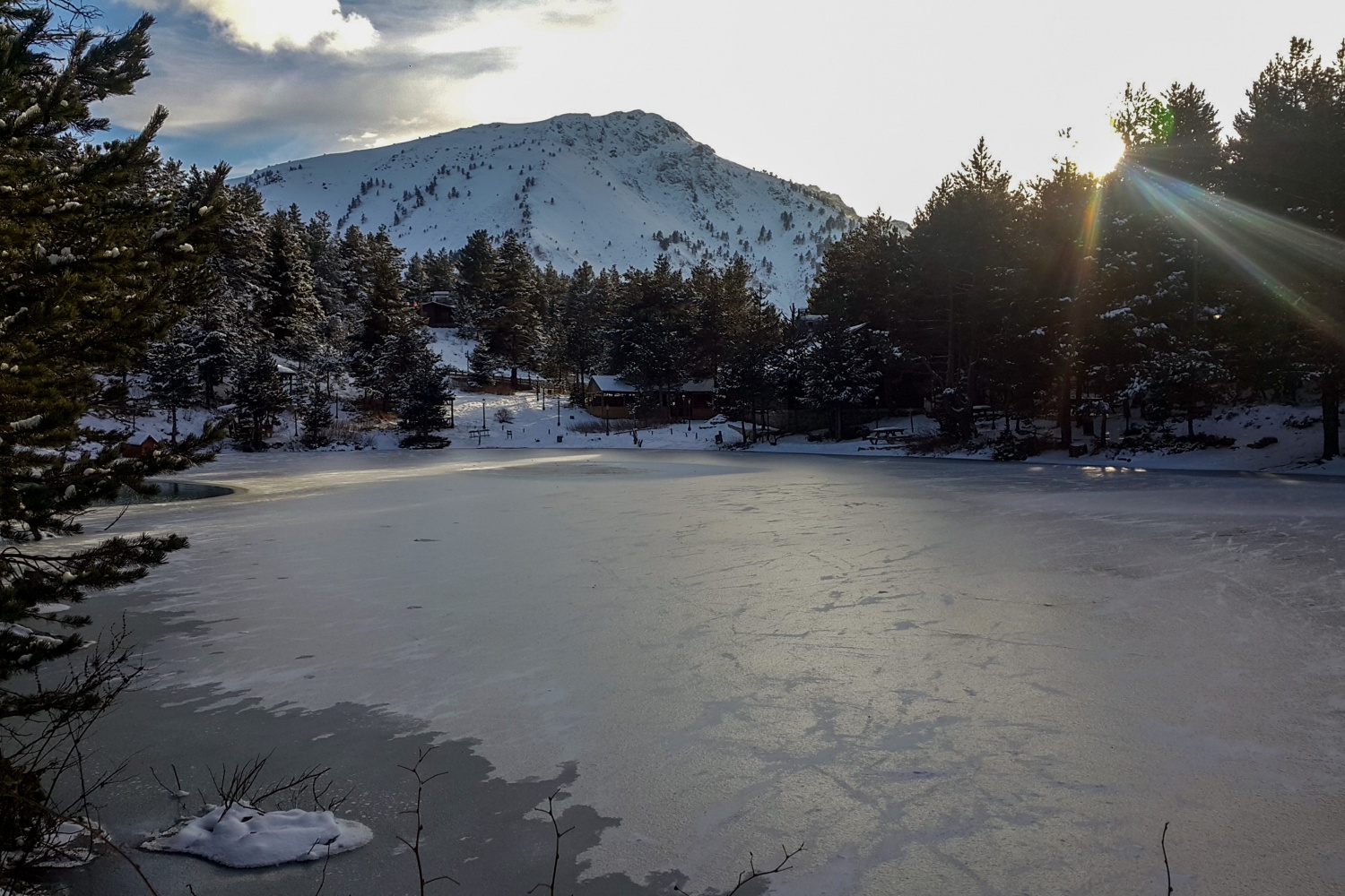Buz tutan göle eşsiz günbatımı manzarasında ulaştılar 17