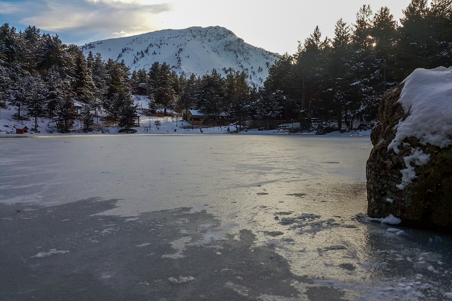 Buz tutan göle eşsiz günbatımı manzarasında ulaştılar 9