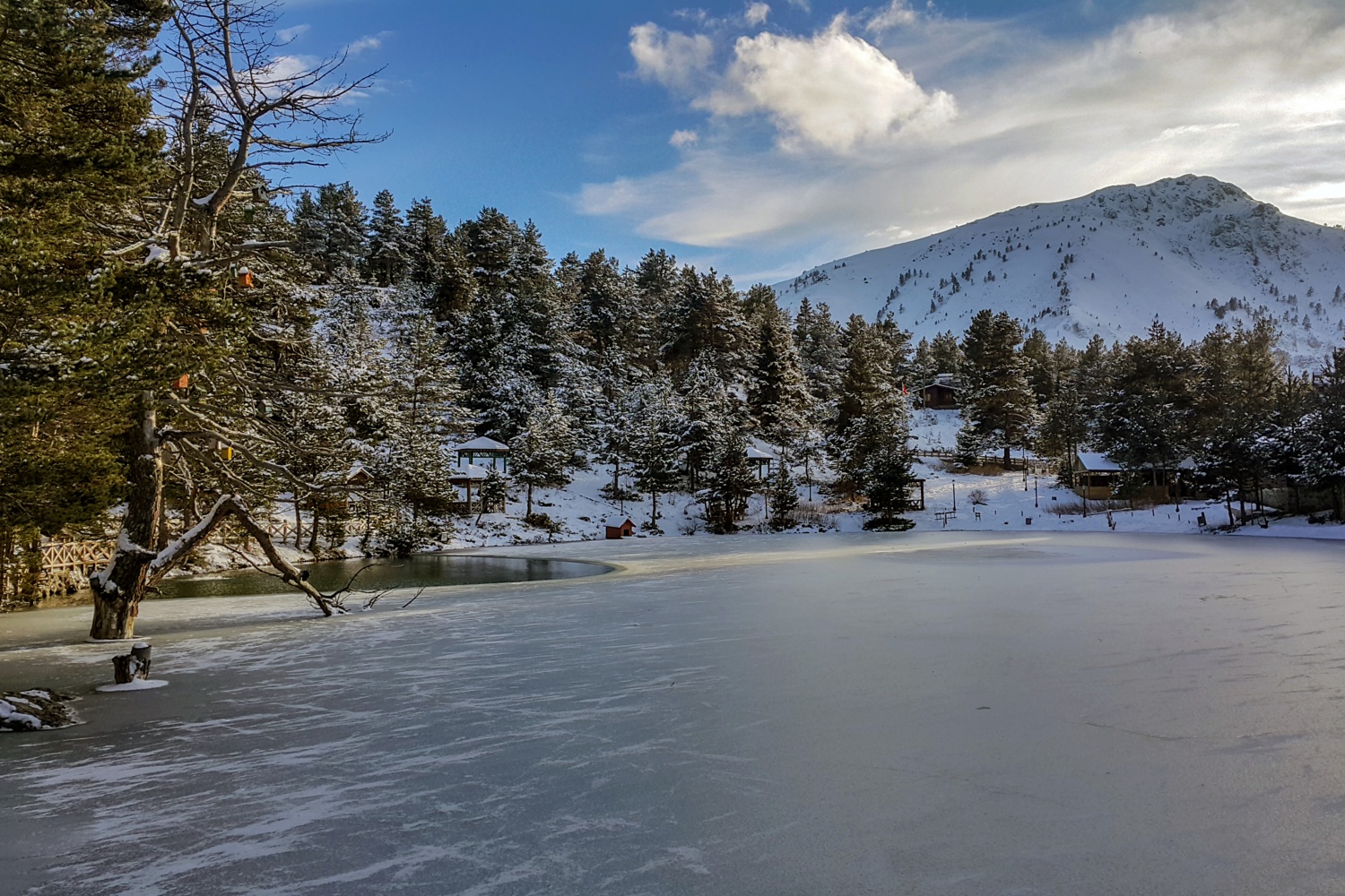 Buz tutan göle eşsiz günbatımı manzarasında ulaştılar 10