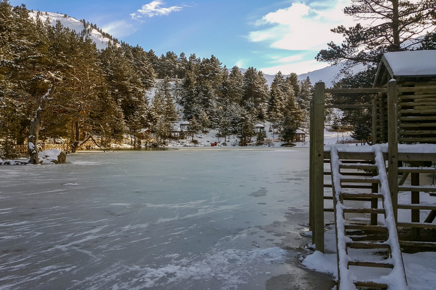 Buz tutan göle eşsiz günbatımı manzarasında ulaştılar 12