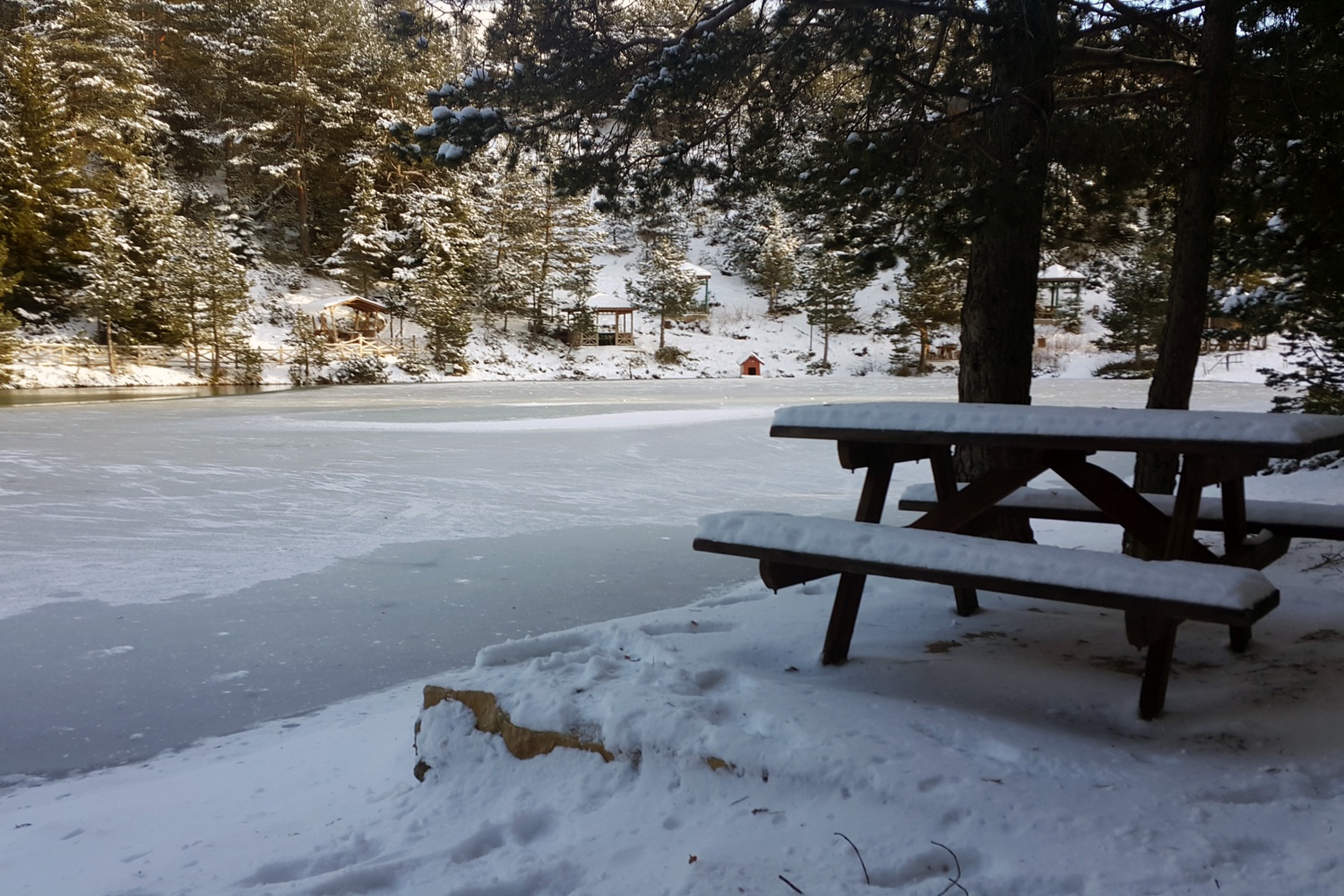 Buz tutan göle eşsiz günbatımı manzarasında ulaştılar 22