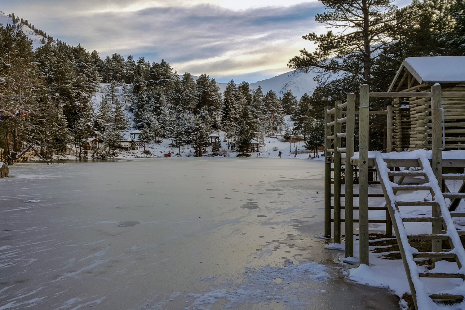 Buz tutan göle eşsiz günbatımı manzarasında ulaştılar 19