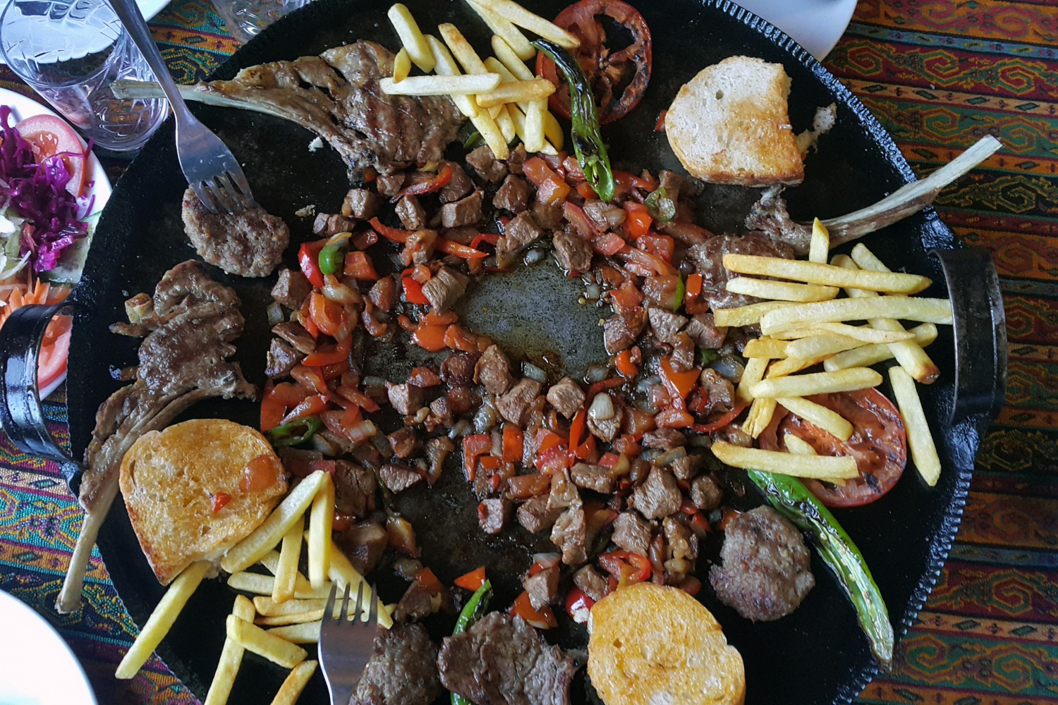 Buz tutan göle eşsiz günbatımı manzarasında ulaştılar 21