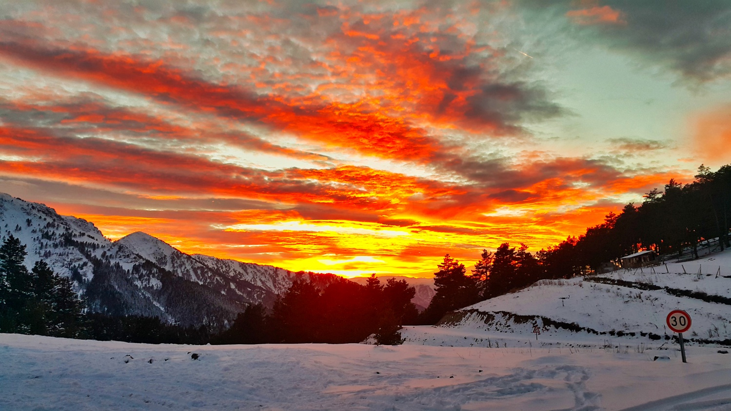 Buz tutan göle eşsiz günbatımı manzarasında ulaştılar 25