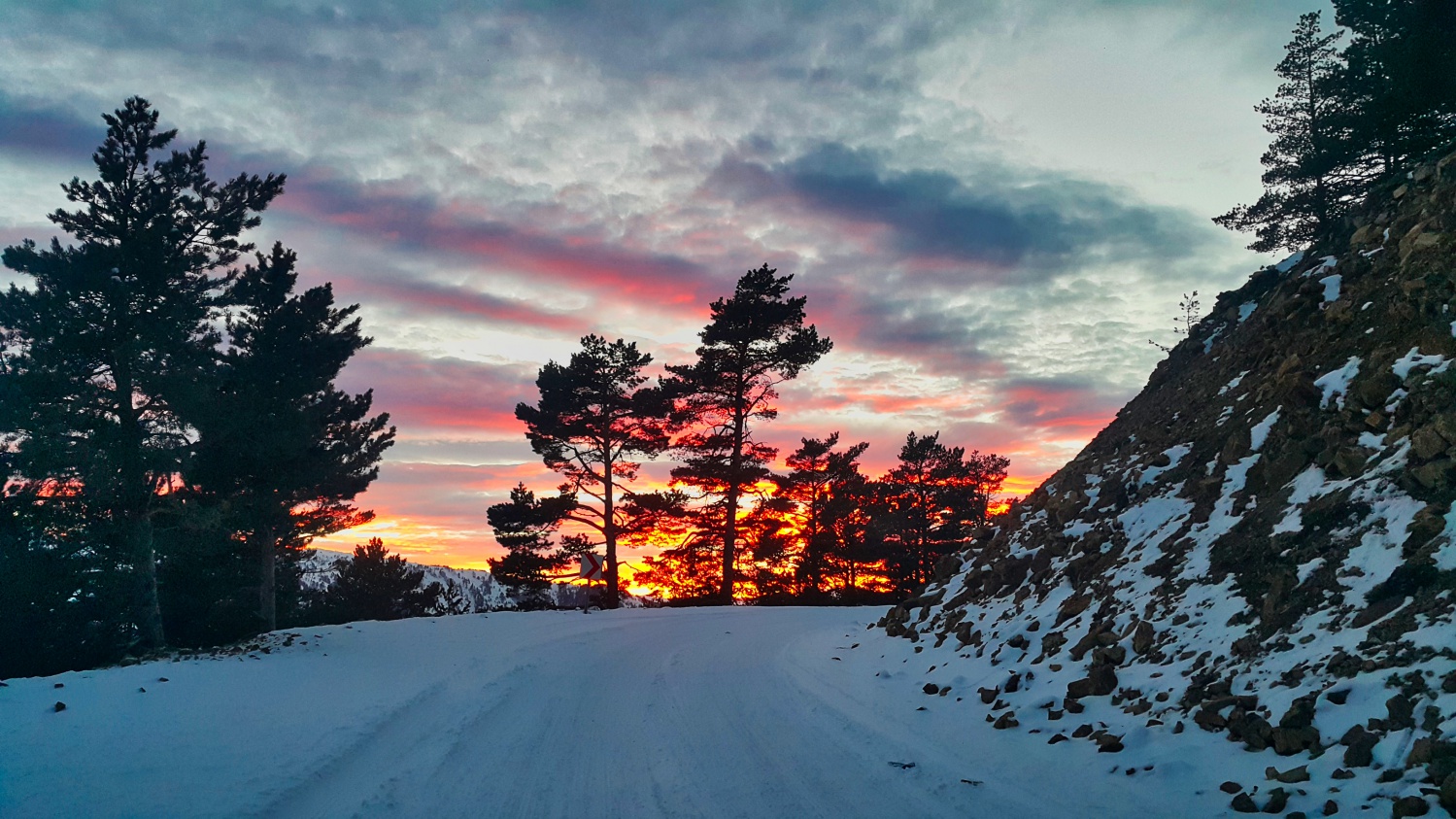Buz tutan göle eşsiz günbatımı manzarasında ulaştılar 26