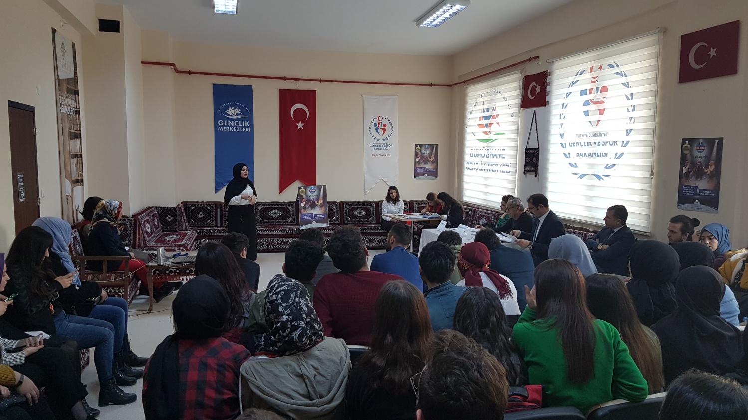 Gençlik Merkezinde ‘Bir Şiir Bir Nefes’ şiir okuma yarışması yapıldı 12