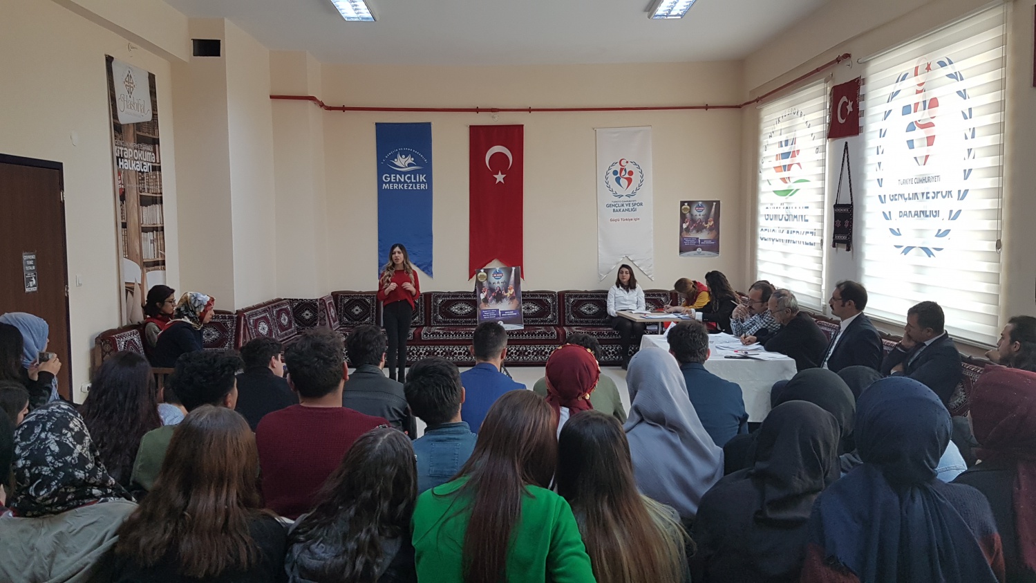 Gençlik Merkezinde ‘Bir Şiir Bir Nefes’ şiir okuma yarışması yapıldı 7