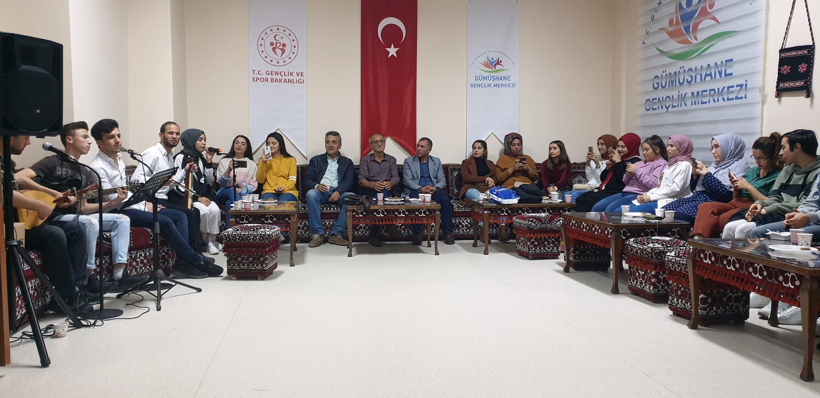 Gençlik Merkezinde Herfene geceleri gençlerle hayat buluyor 1