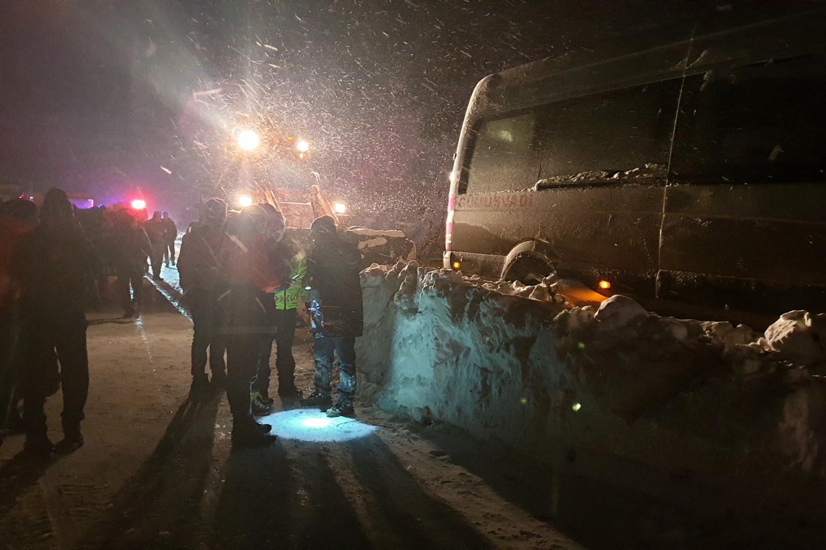Çığdan zarar gören yolcu minibüsünün şoförü o anları anlattı 44