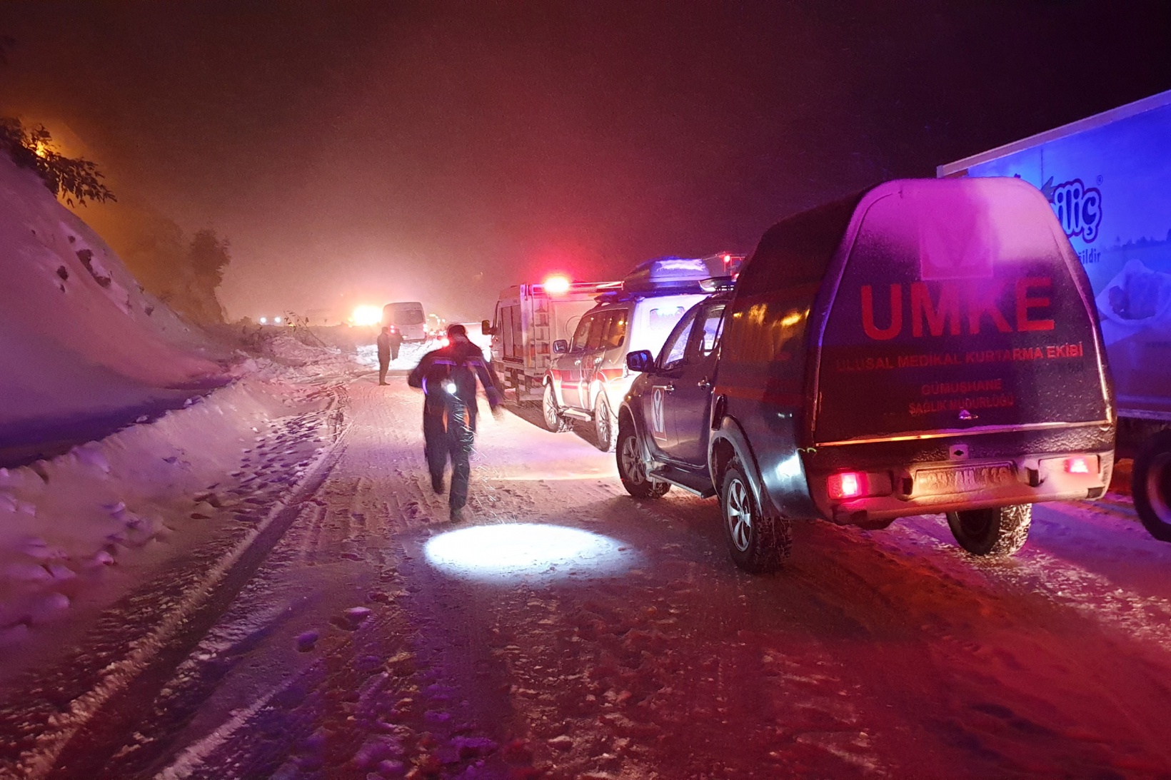 Çığdan zarar gören yolcu minibüsünün şoförü o anları anlattı 31
