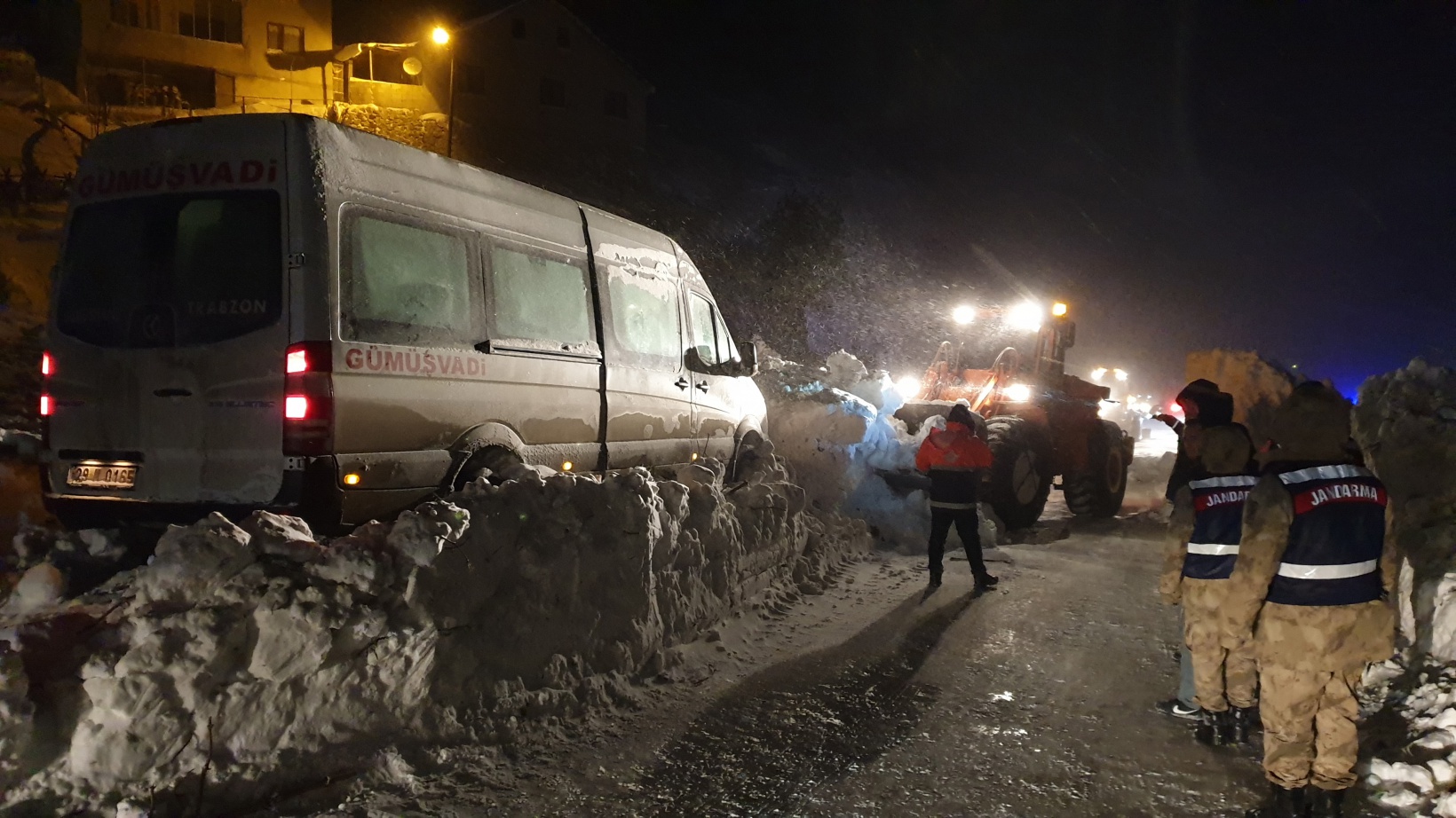 Çığdan zarar gören yolcu minibüsünün şoförü o anları anlattı 26
