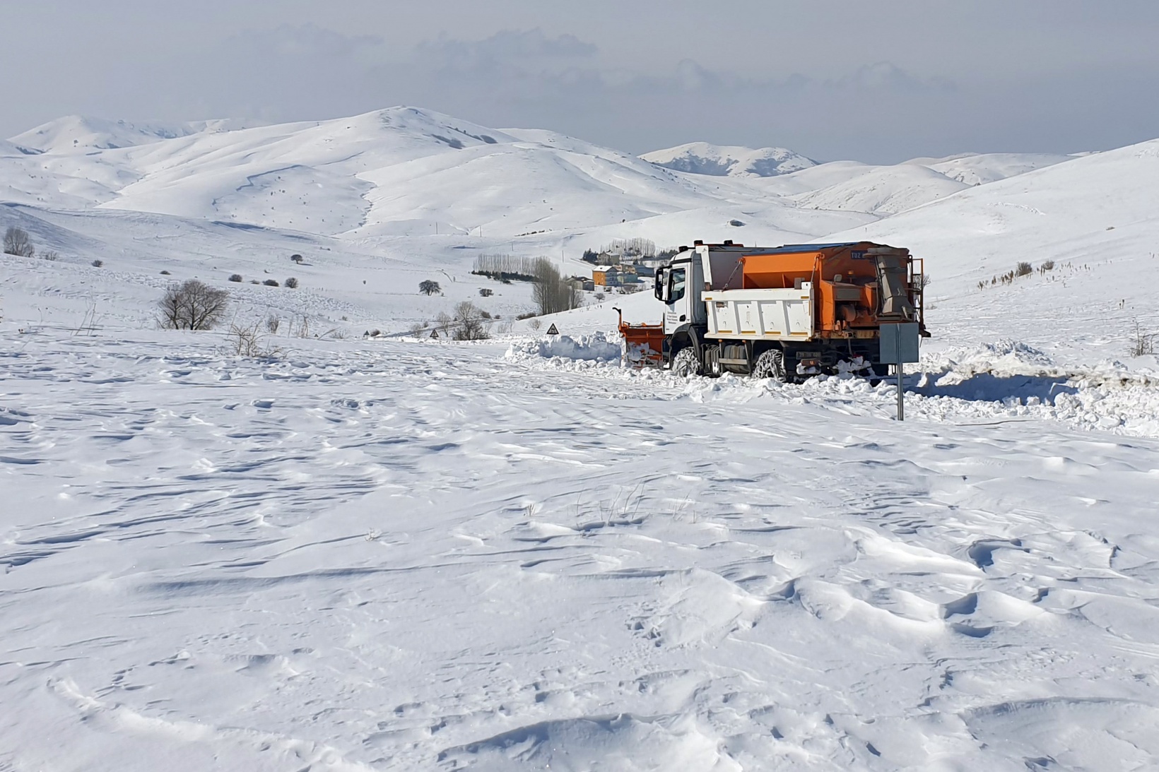 Gümüşhane’de kapanan köy yolları bu kez hayvanlar için açıldı 21