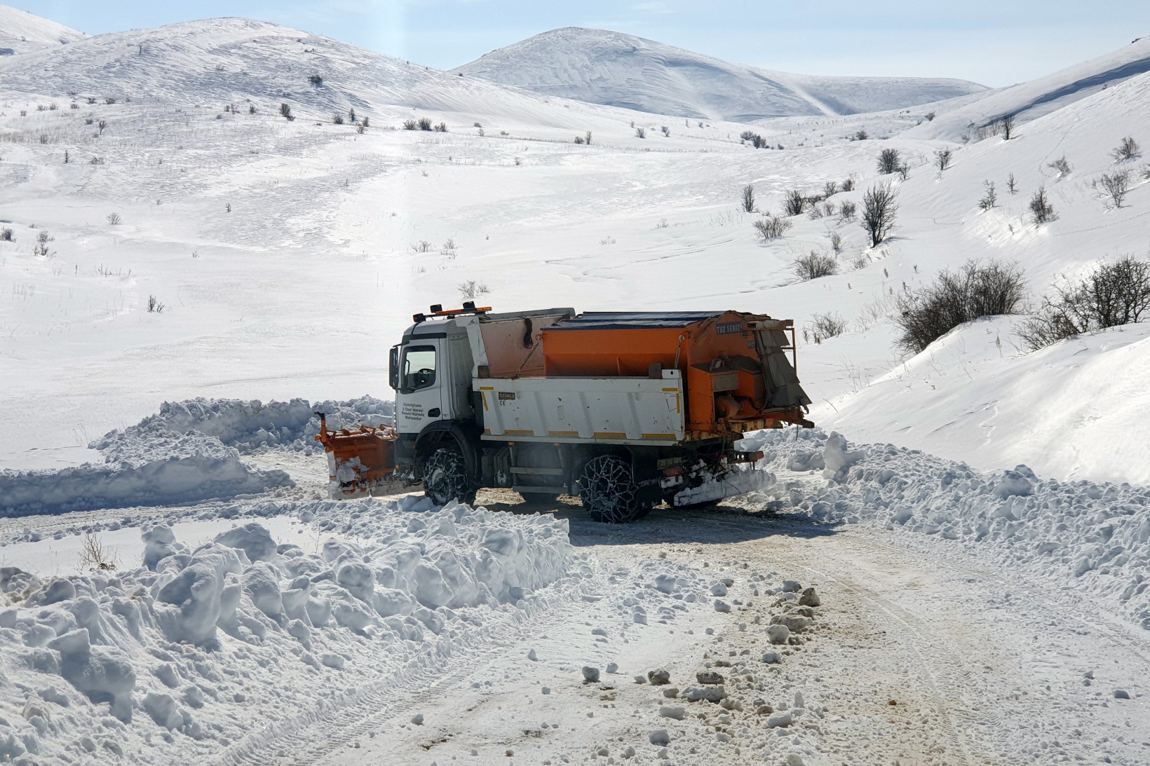 Gümüşhane’de kapanan köy yolları bu kez hayvanlar için açıldı 11