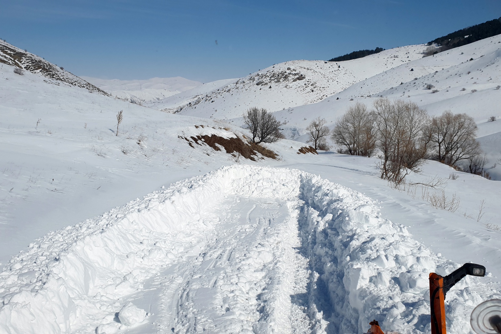 Gümüşhane’de kapanan köy yolları bu kez hayvanlar için açıldı 12