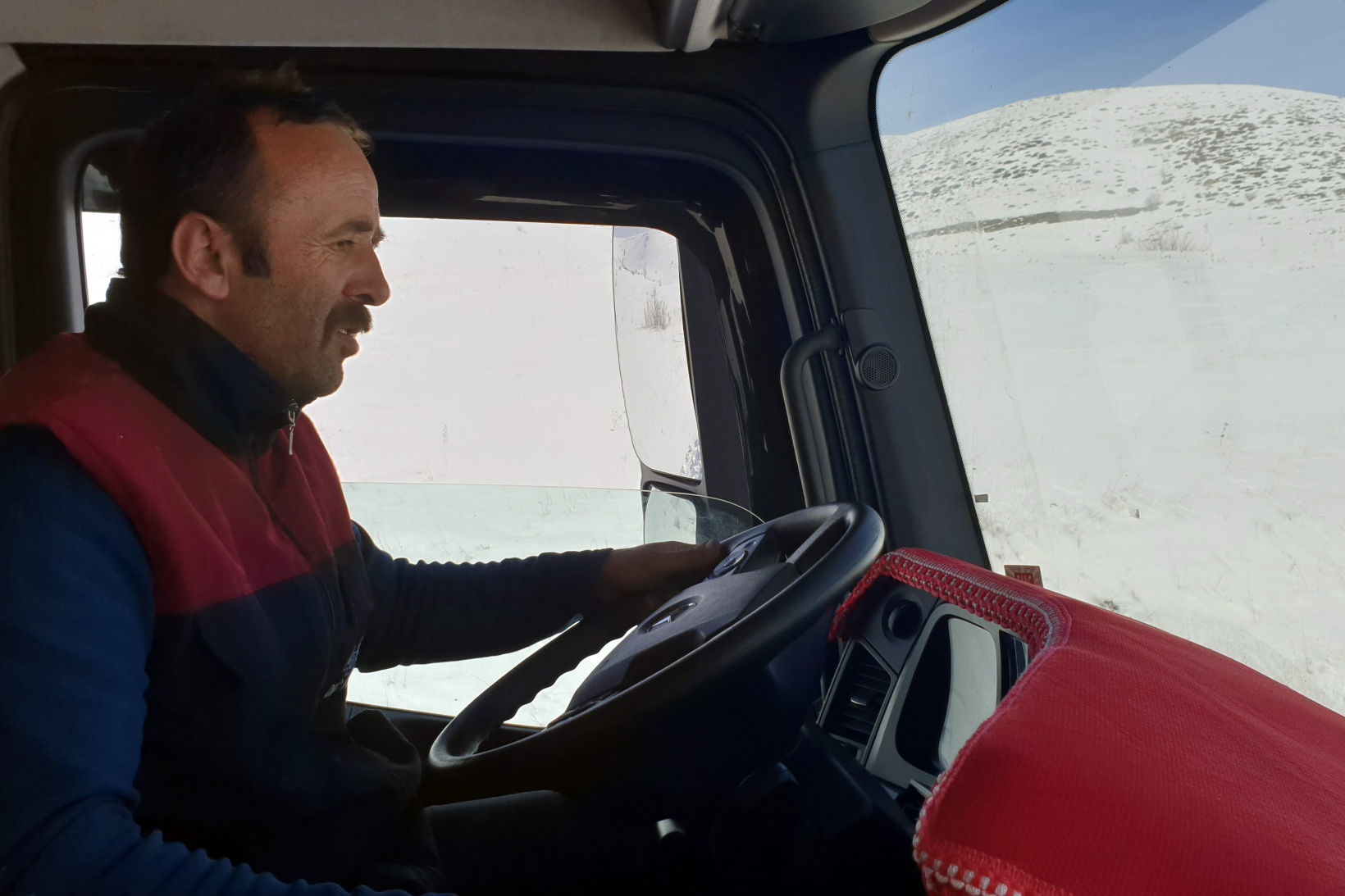 Gümüşhane’de kapanan köy yolları bu kez hayvanlar için açıldı 19