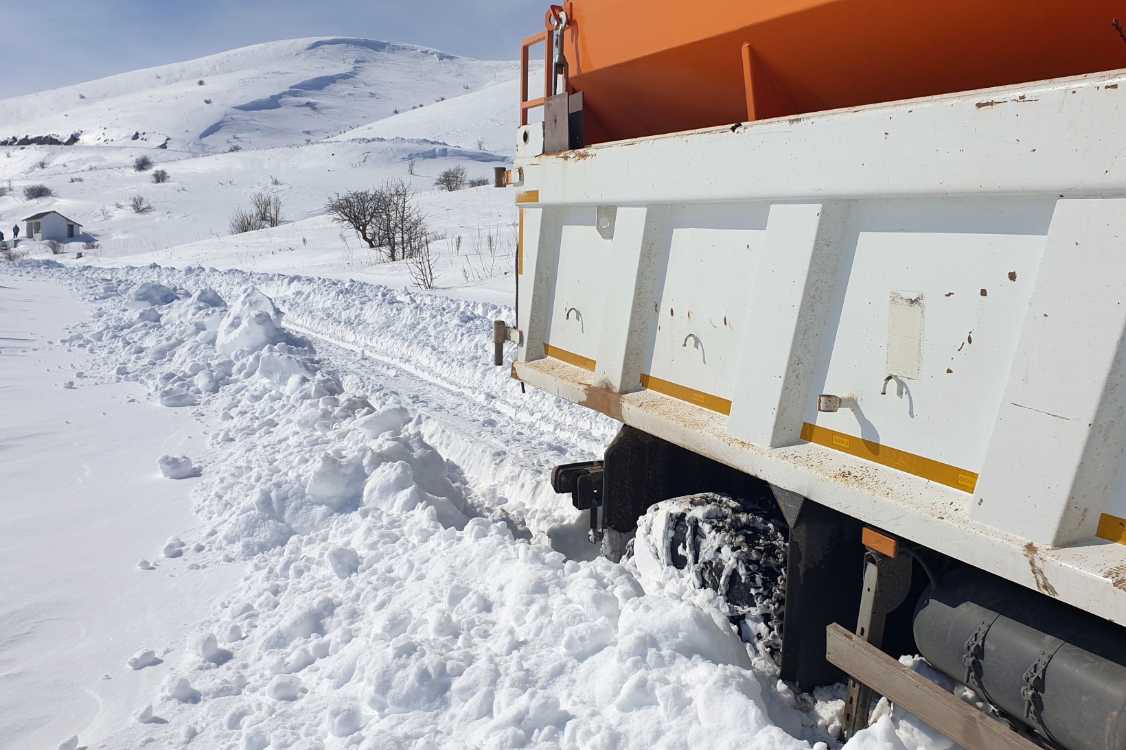 Gümüşhane’de kapanan köy yolları bu kez hayvanlar için açıldı 4