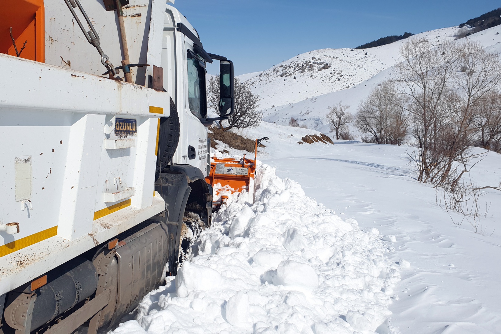 Gümüşhane’de kapanan köy yolları bu kez hayvanlar için açıldı 6