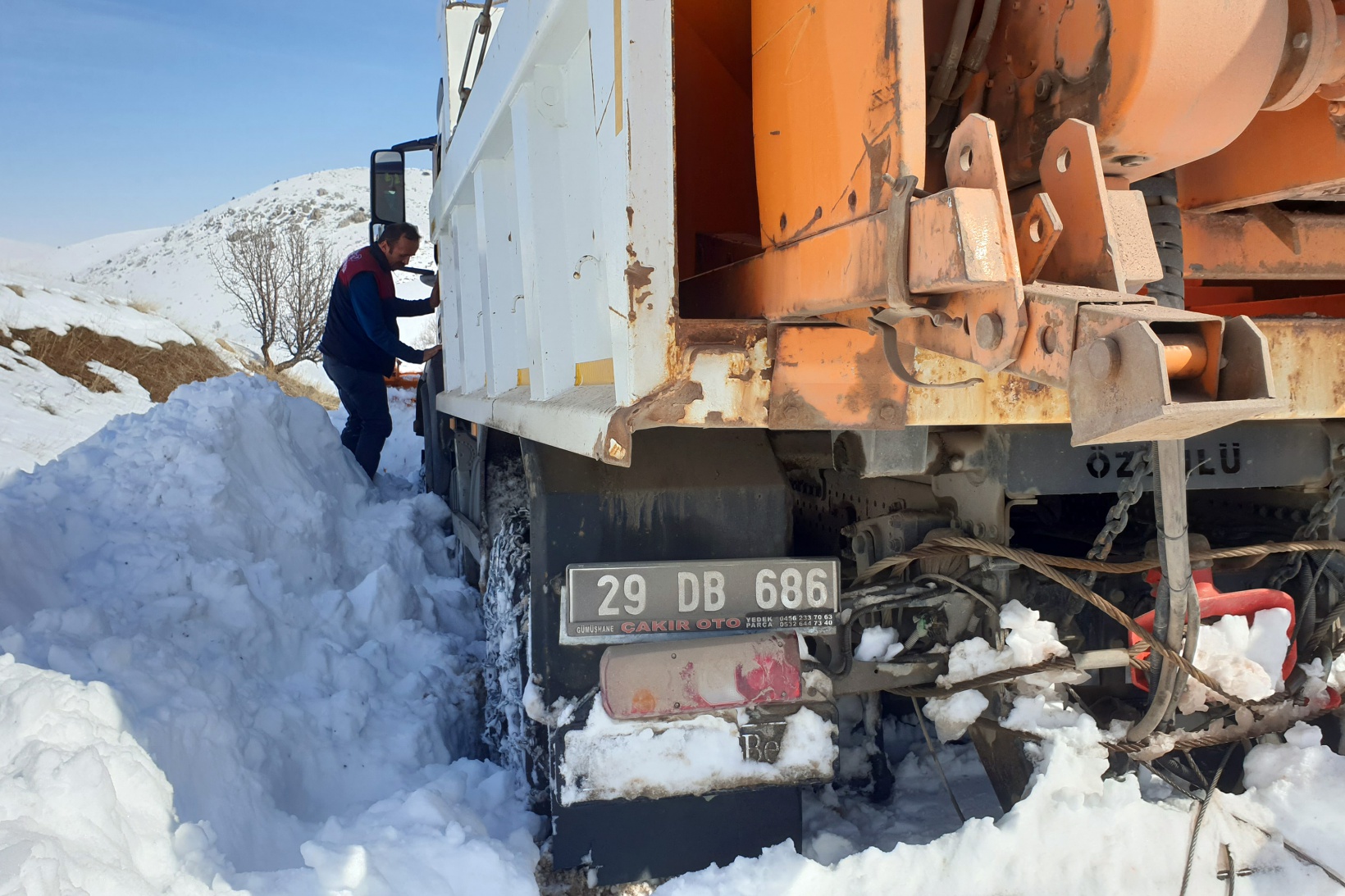 Gümüşhane’de kapanan köy yolları bu kez hayvanlar için açıldı 16
