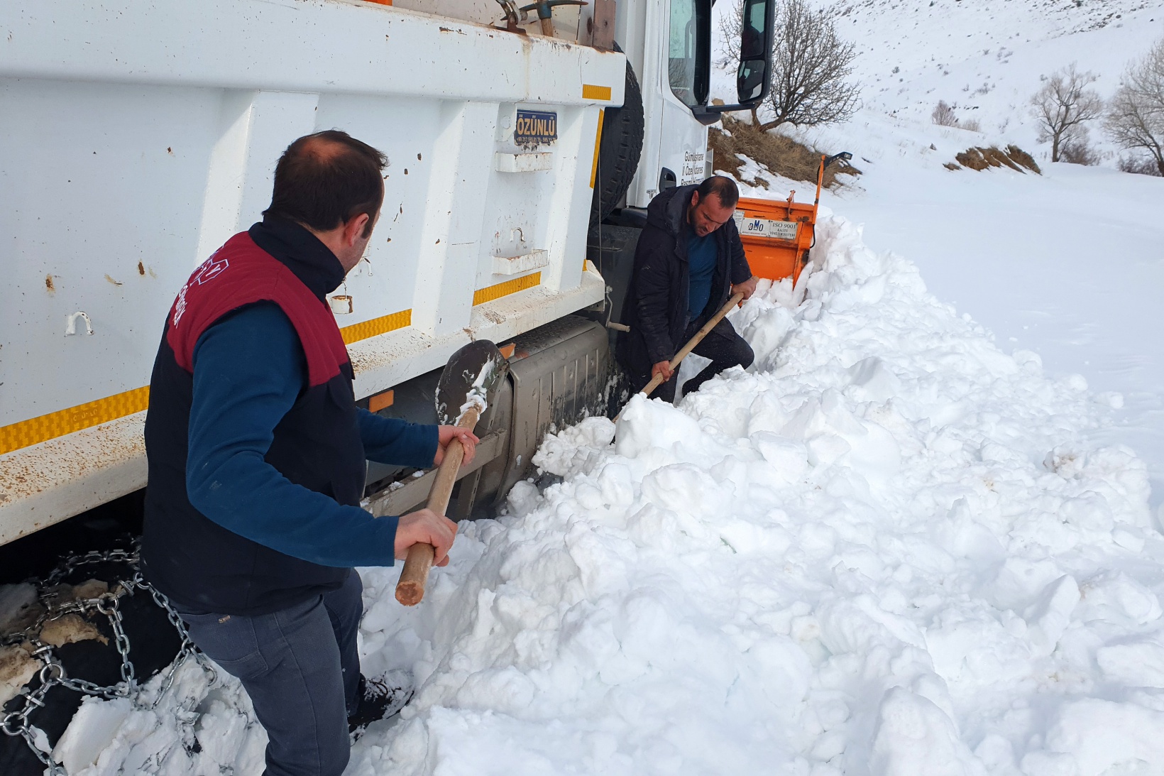 Gümüşhane’de kapanan köy yolları bu kez hayvanlar için açıldı 8