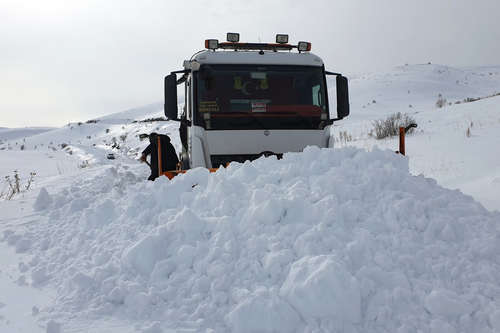 Gümüşhane’de kapanan köy yolları bu kez hayvanlar için açıldı 23