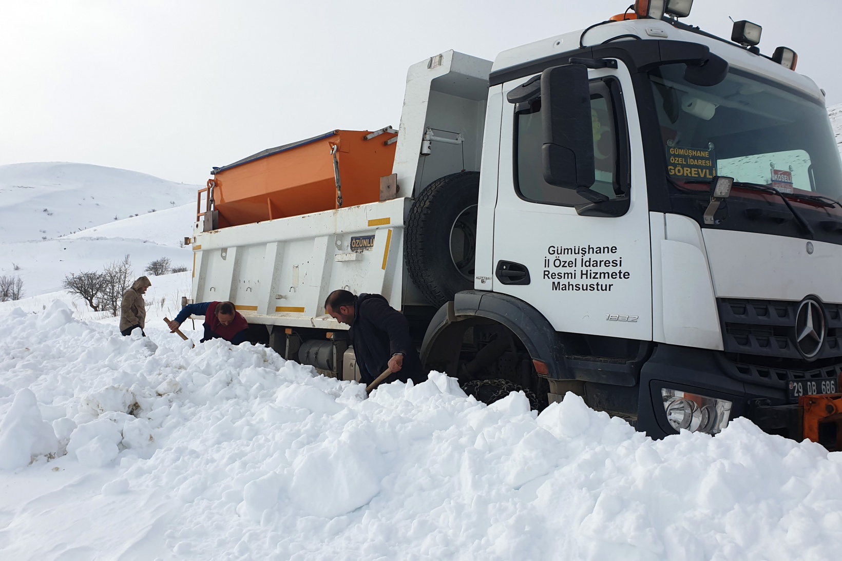 Gümüşhane’de kapanan köy yolları bu kez hayvanlar için açıldı 3