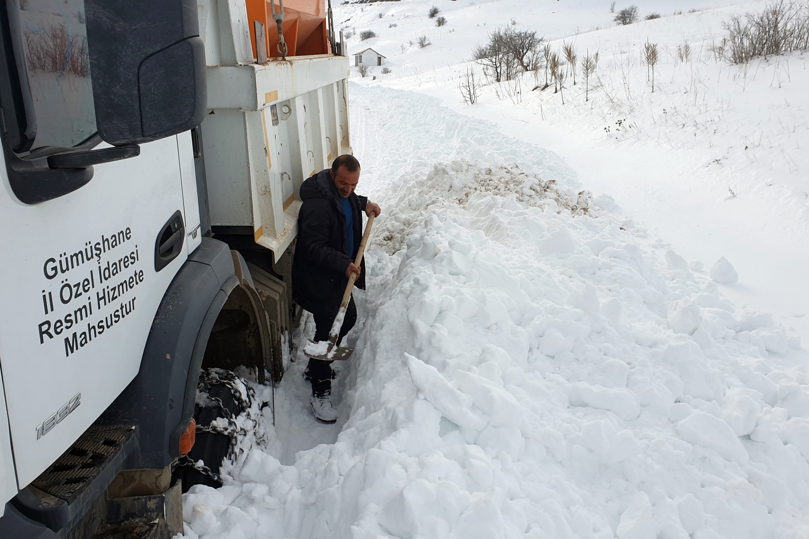 Gümüşhane’de kapanan köy yolları bu kez hayvanlar için açıldı 9