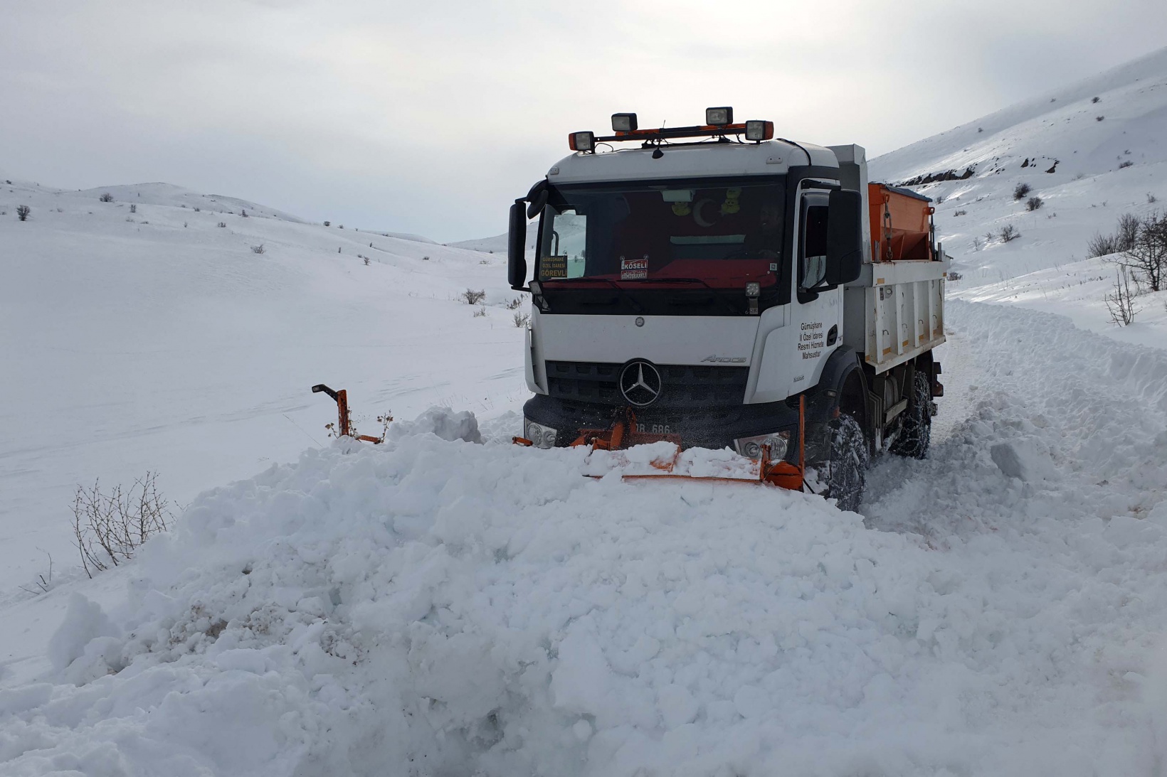 Gümüşhane’de kapanan köy yolları bu kez hayvanlar için açıldı 10