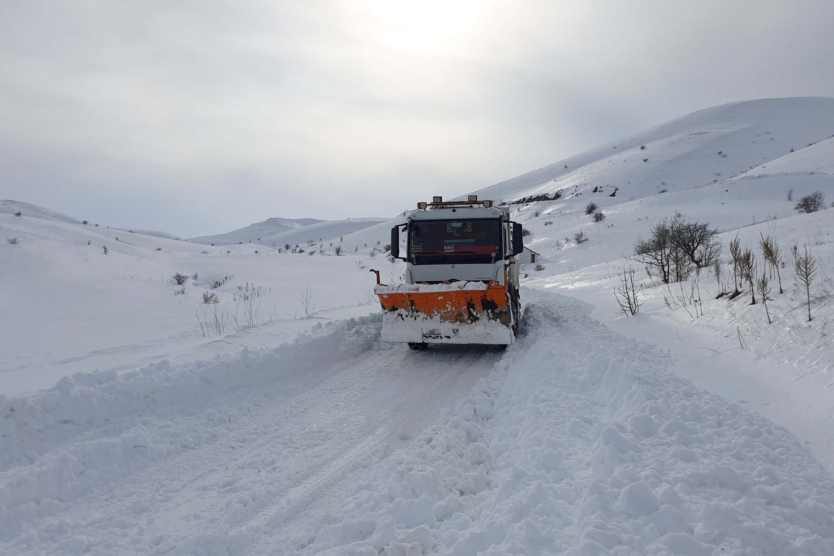 Gümüşhane’de kapanan köy yolları bu kez hayvanlar için açıldı 5