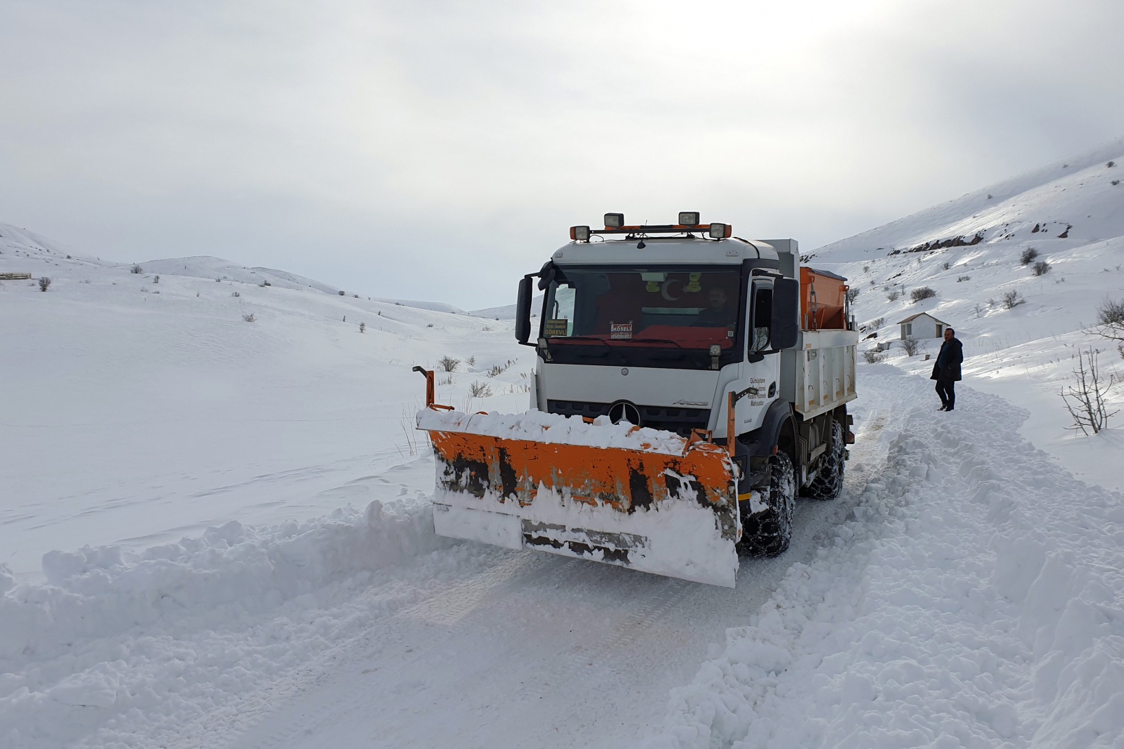 Gümüşhane’de kapanan köy yolları bu kez hayvanlar için açıldı 17