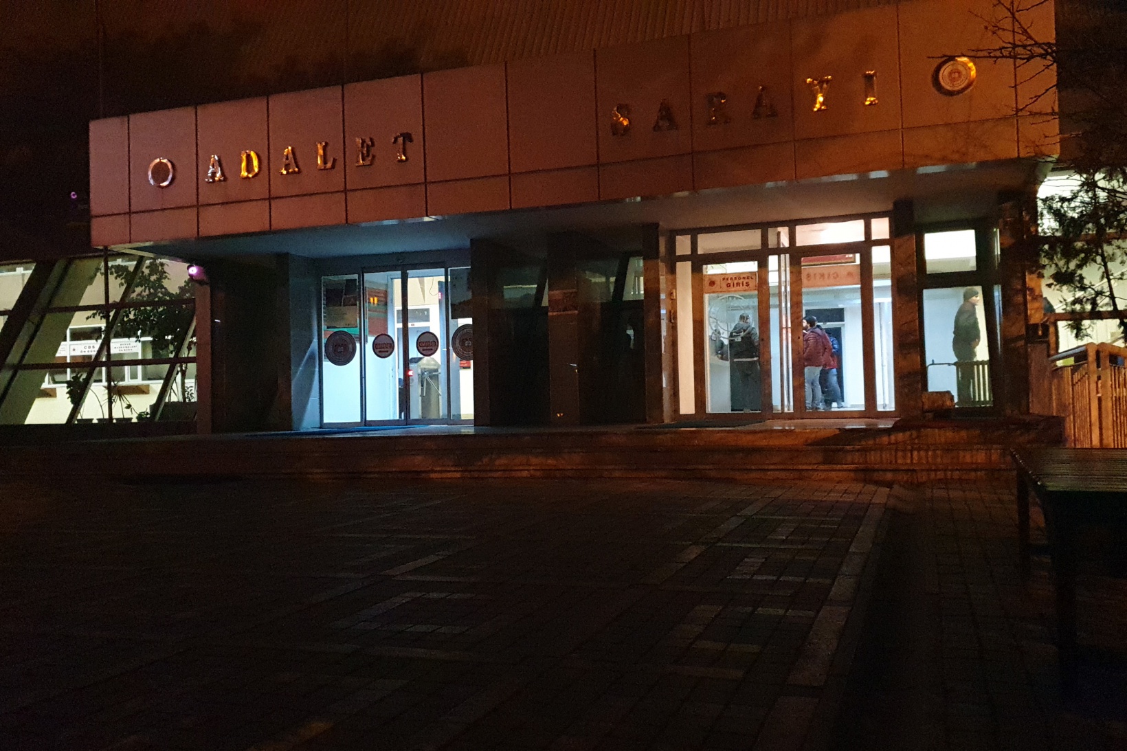 Mahkumlara uyuşturucu sağlayan gardiyan tutuklandı 1