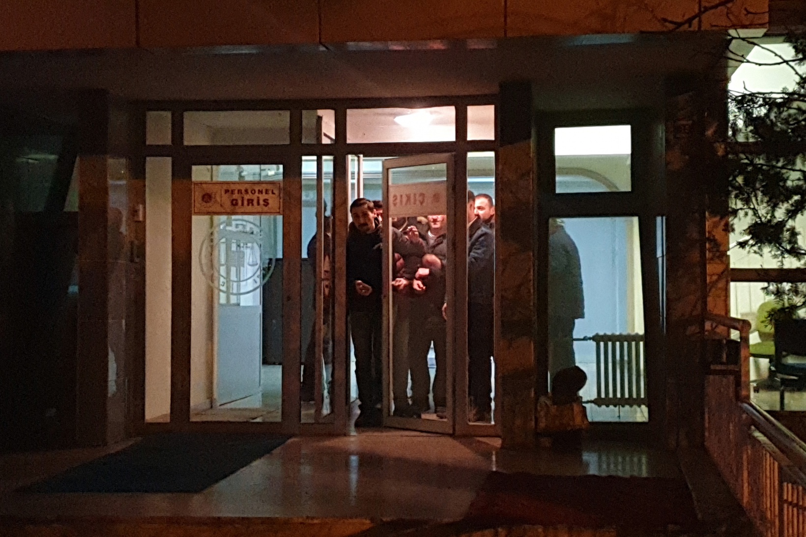 Mahkumlara uyuşturucu sağlayan gardiyan tutuklandı 3