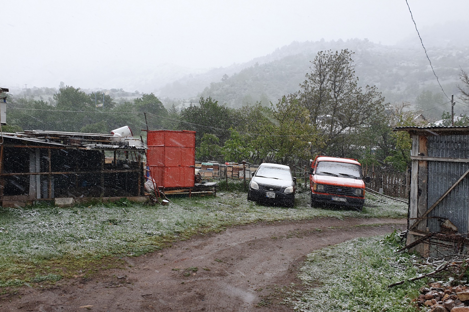 Gümüşhane’nin yükseklerinde kar yağışı etkili oluyor 12