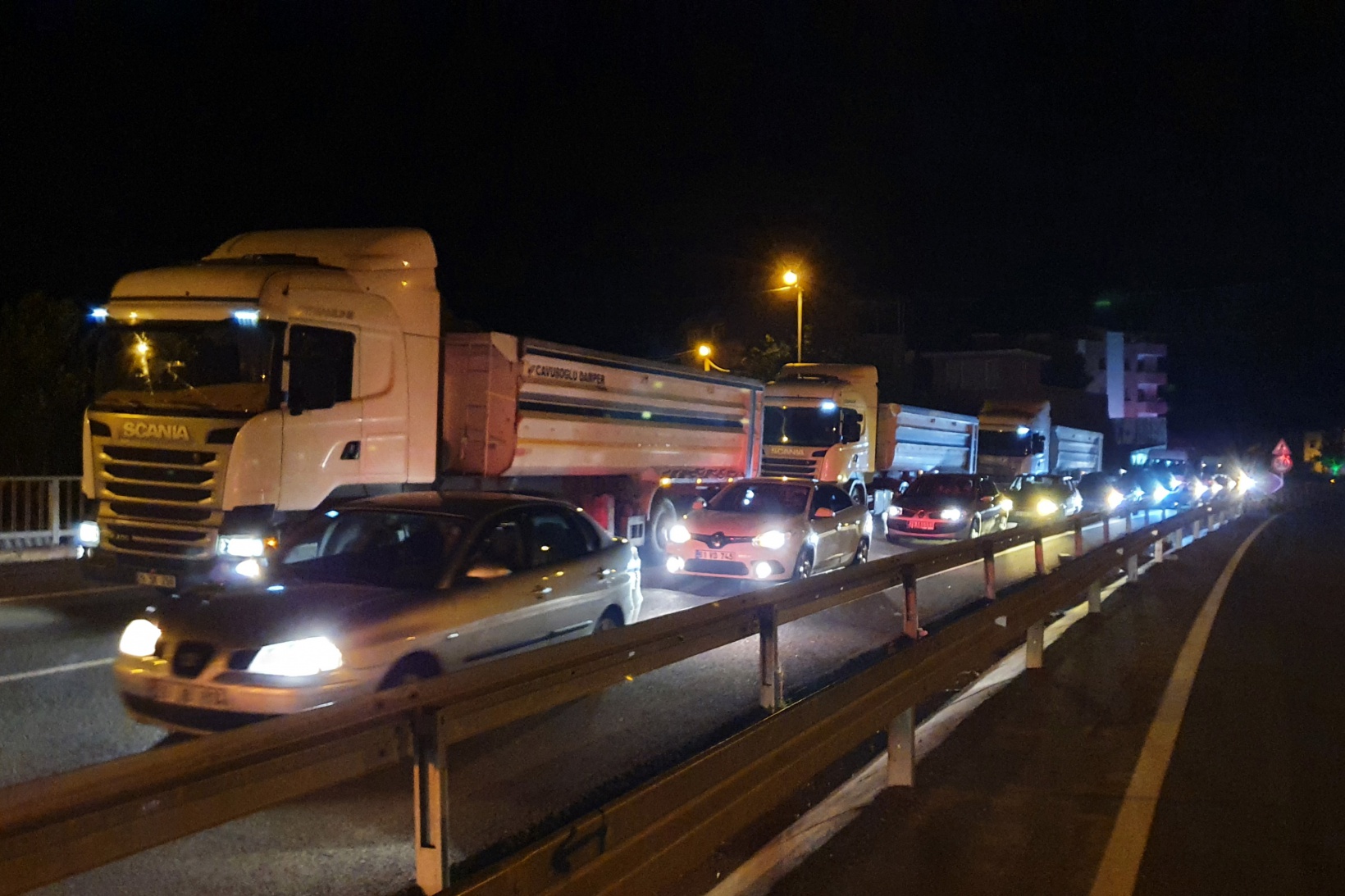 İş makinesine çarpan otomobil hurdaya döndü: 1 yaralı 2