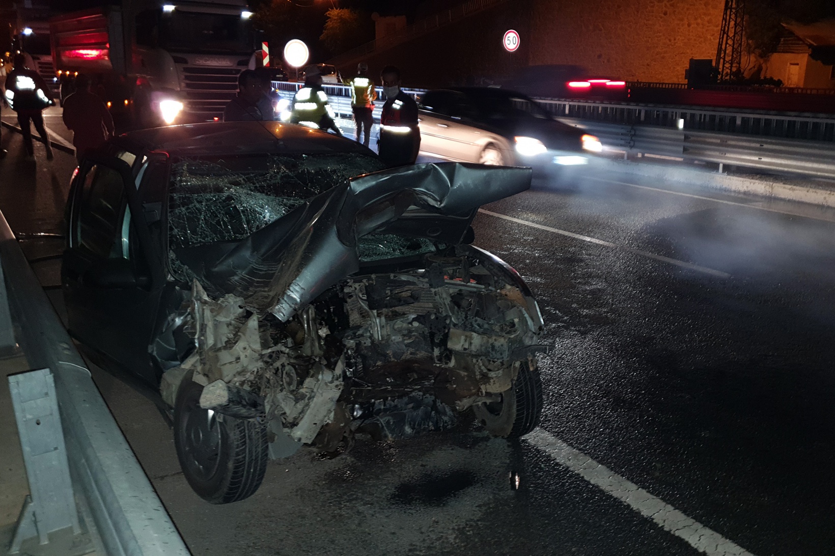 İş makinesine çarpan otomobil hurdaya döndü: 1 yaralı 5