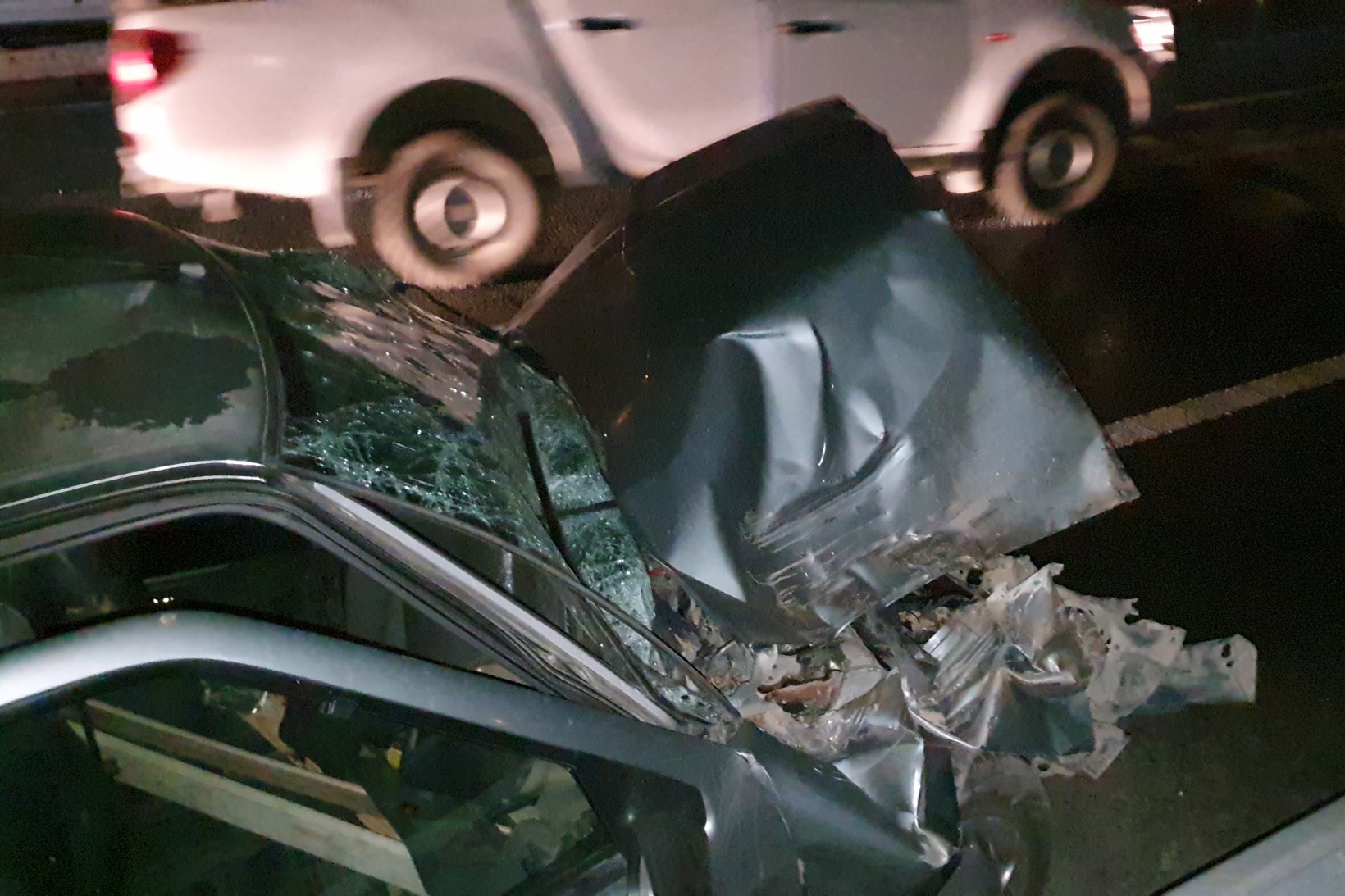 İş makinesine çarpan otomobil hurdaya döndü: 1 yaralı 3