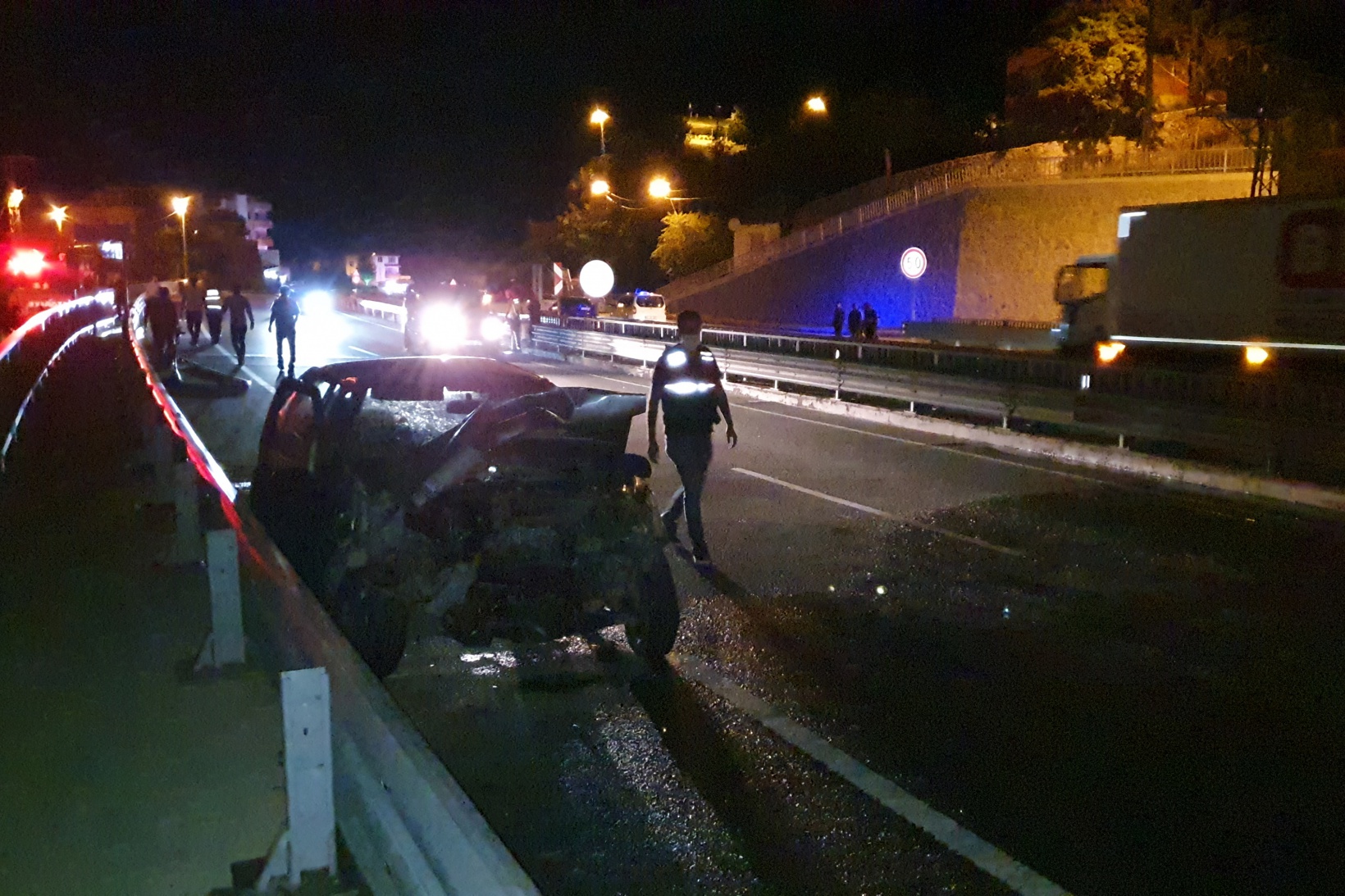 İş makinesine çarpan otomobil hurdaya döndü: 1 yaralı 6