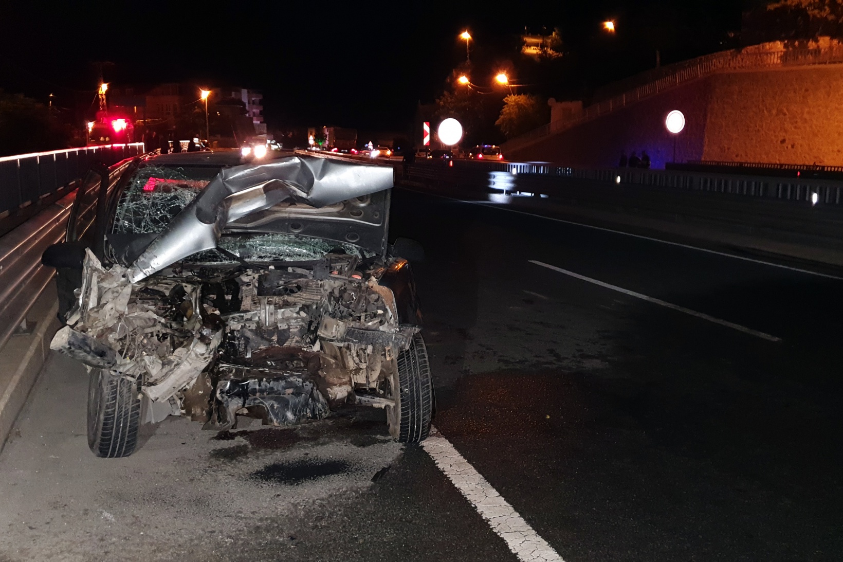 İş makinesine çarpan otomobil hurdaya döndü: 1 yaralı 7