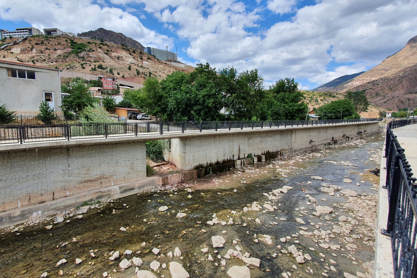 Harşit çayındaki bordo rengin sebebi oldu 12