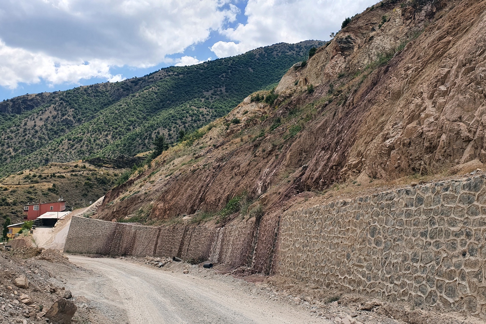 Harşit çayındaki bordo rengin sebebi oldu 9