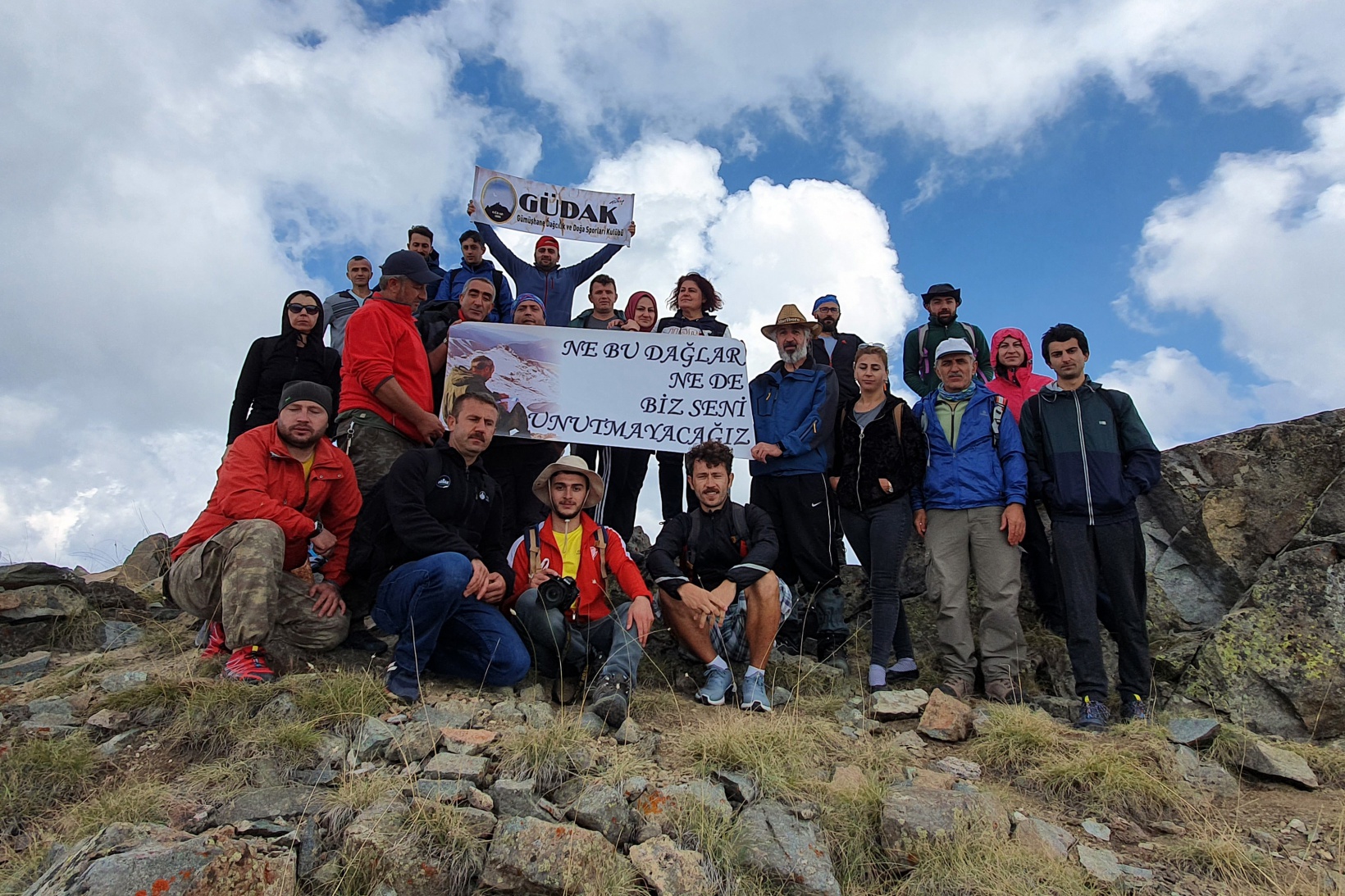 3 bin 331 metrede arkadaşlarını andılar 26