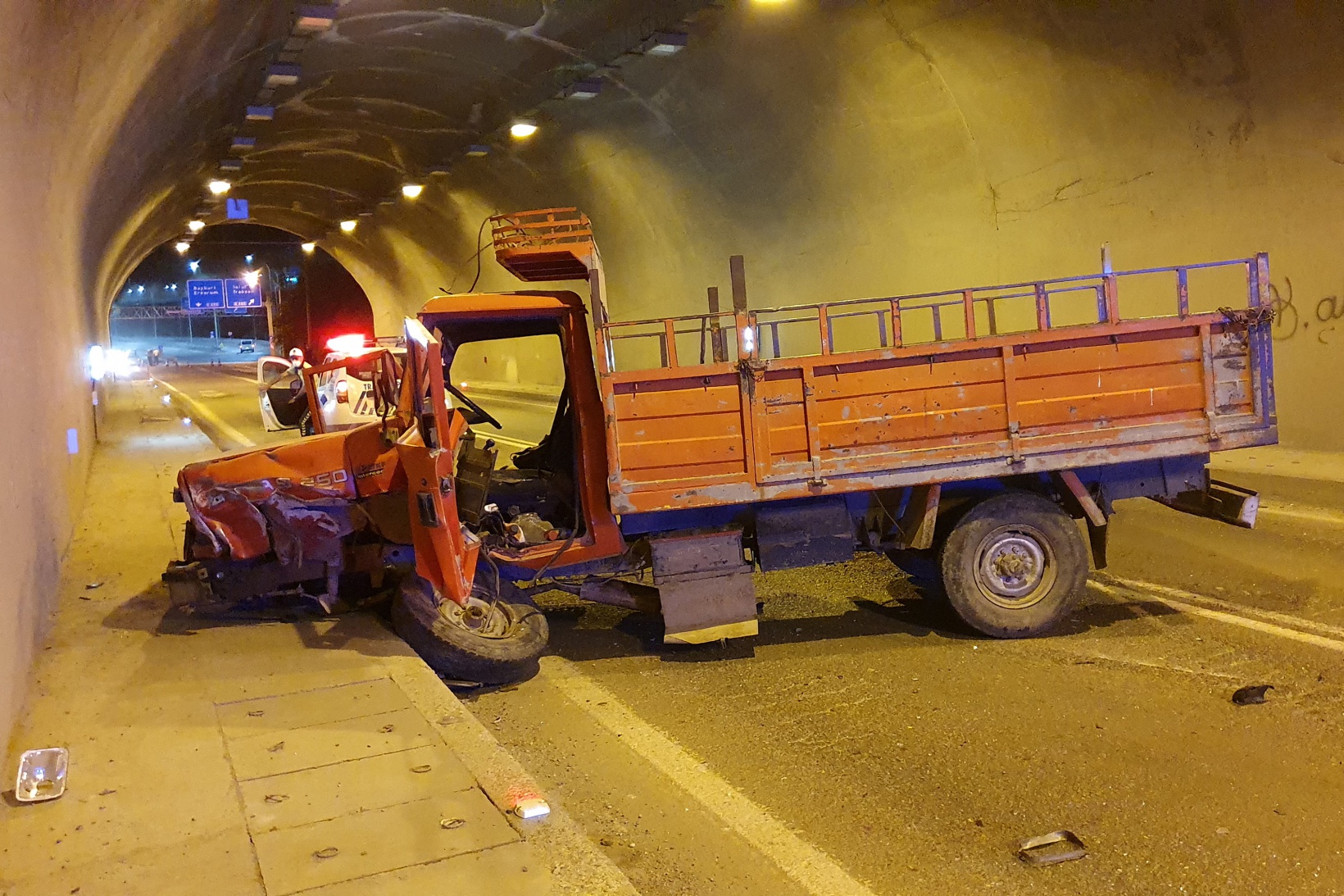 Otomobille kamyonet tünel içinde çarpıştı: 3 yaralı 12