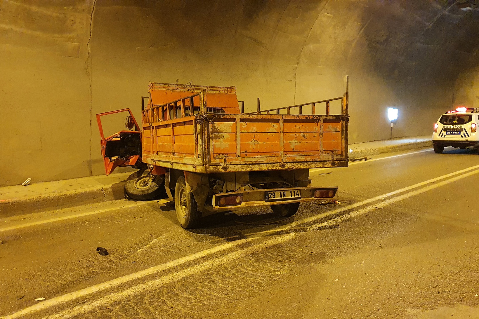 Otomobille kamyonet tünel içinde çarpıştı: 3 yaralı 9