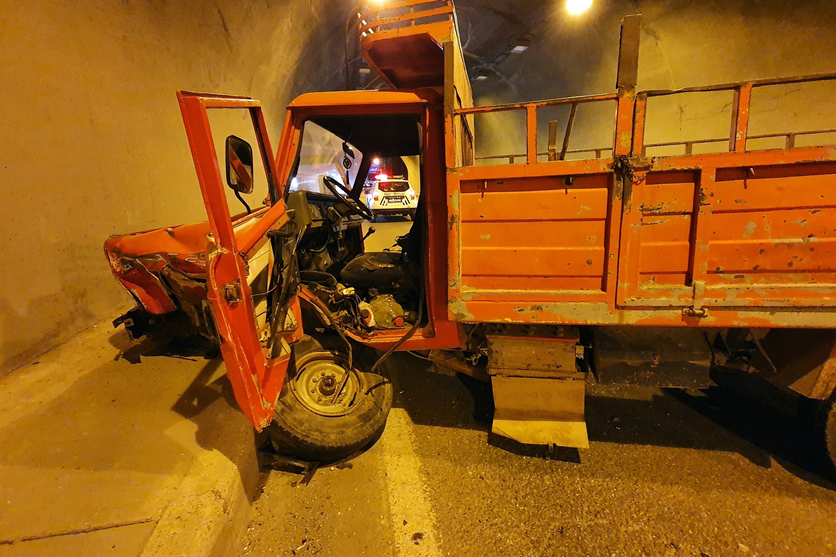 Otomobille kamyonet tünel içinde çarpıştı: 3 yaralı 11