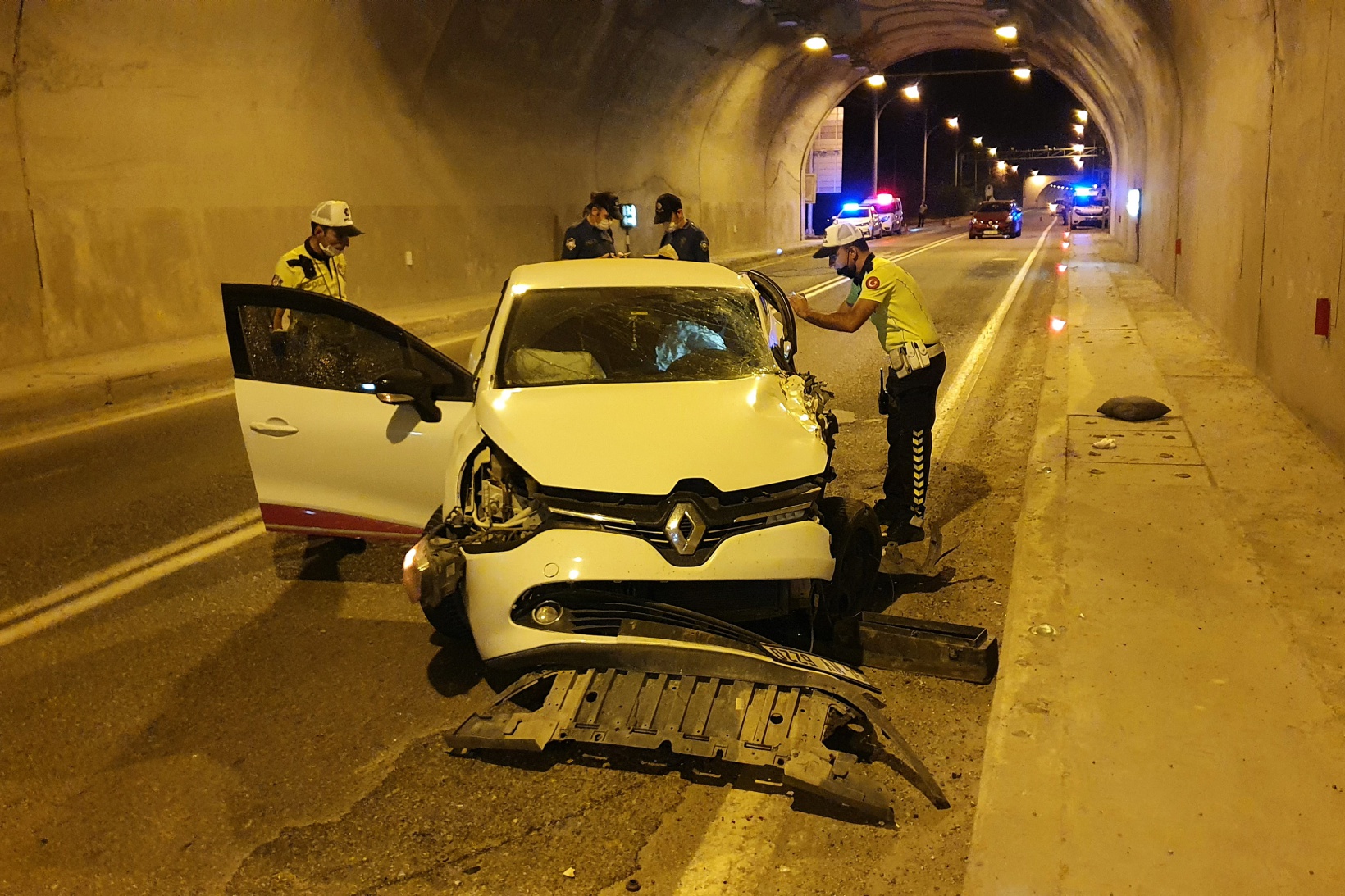 Otomobille kamyonet tünel içinde çarpıştı: 3 yaralı 5