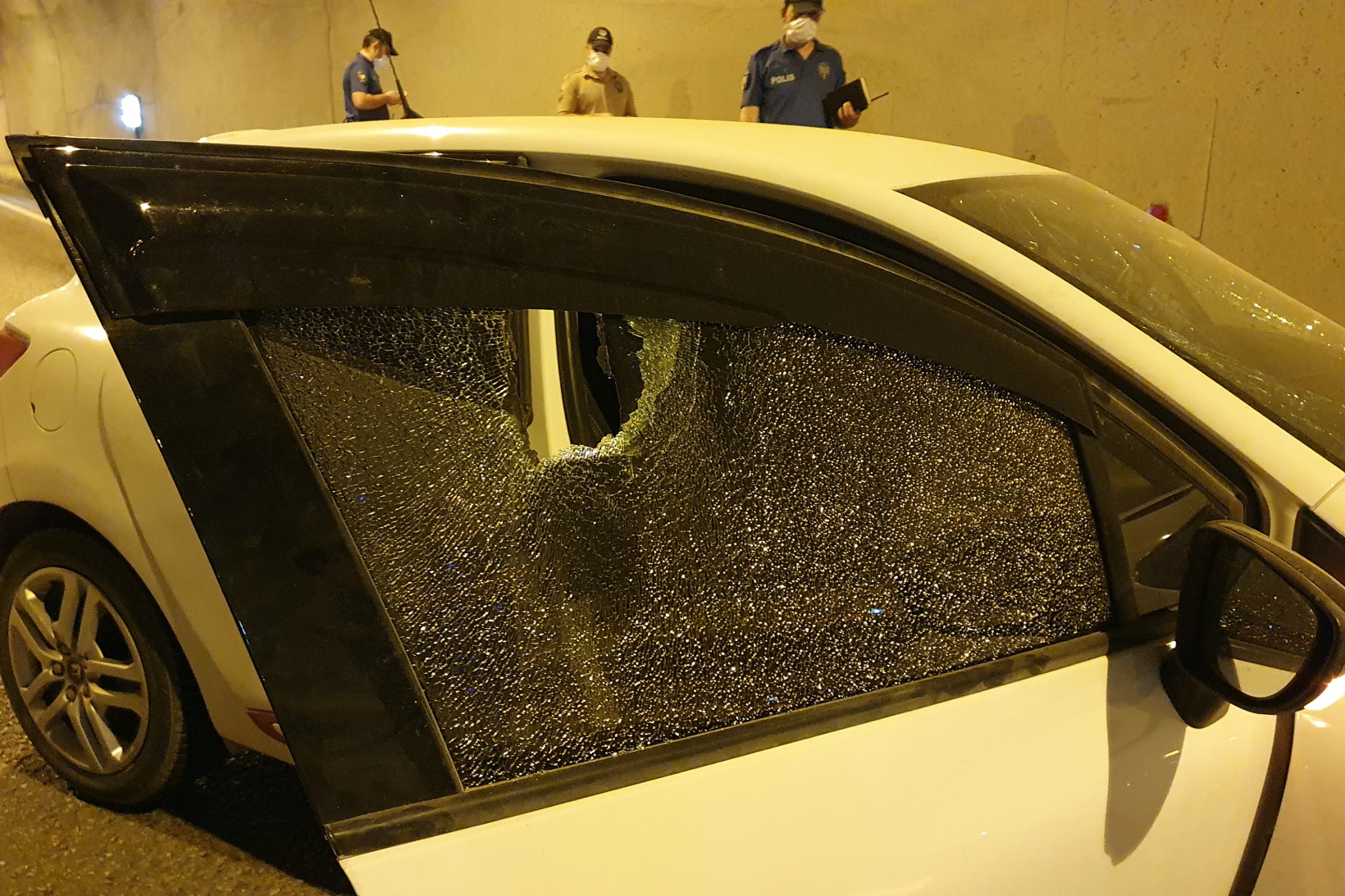 Otomobille kamyonet tünel içinde çarpıştı: 3 yaralı 8